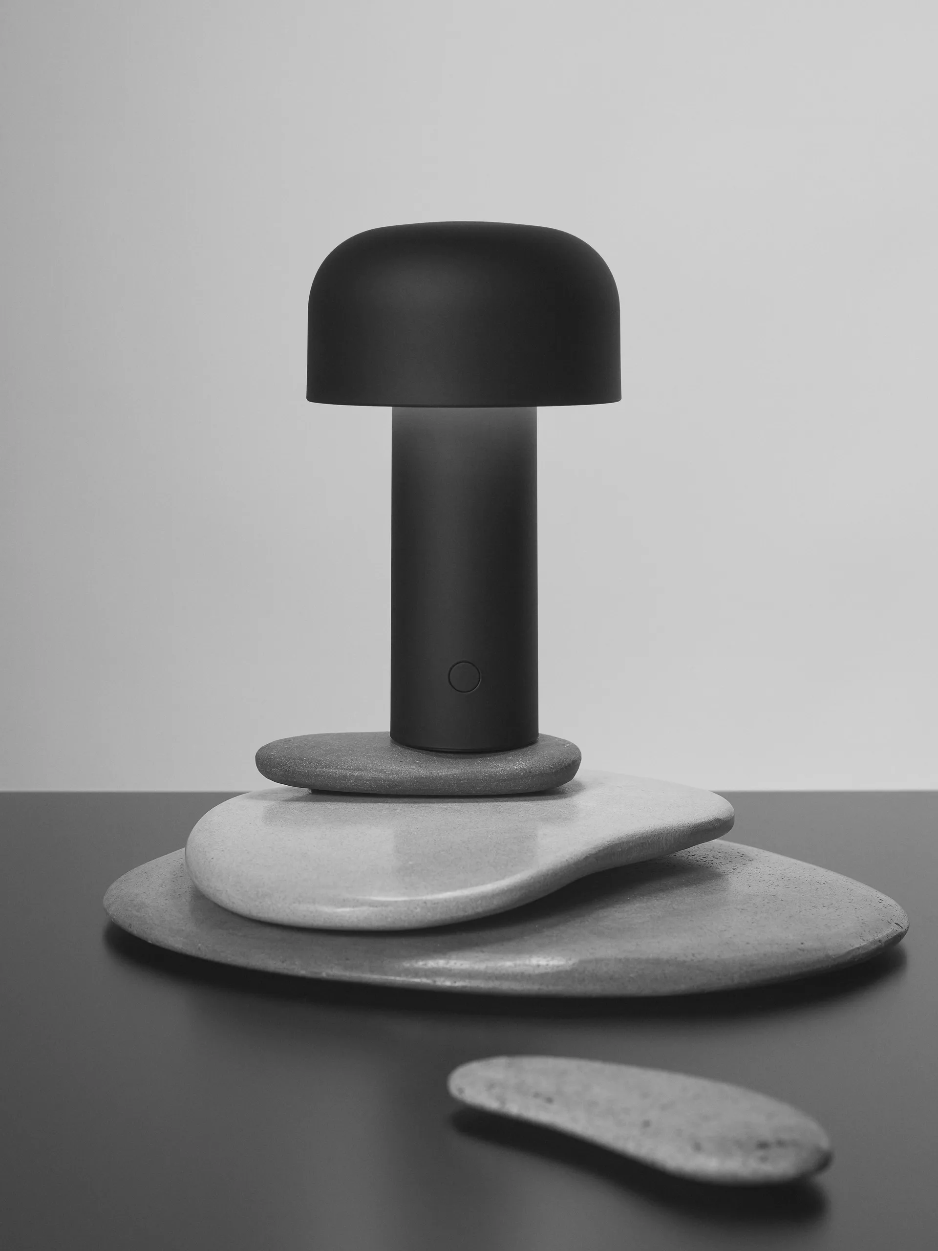 Lampada da tavolo Bellhop portatile, Matte black Flos