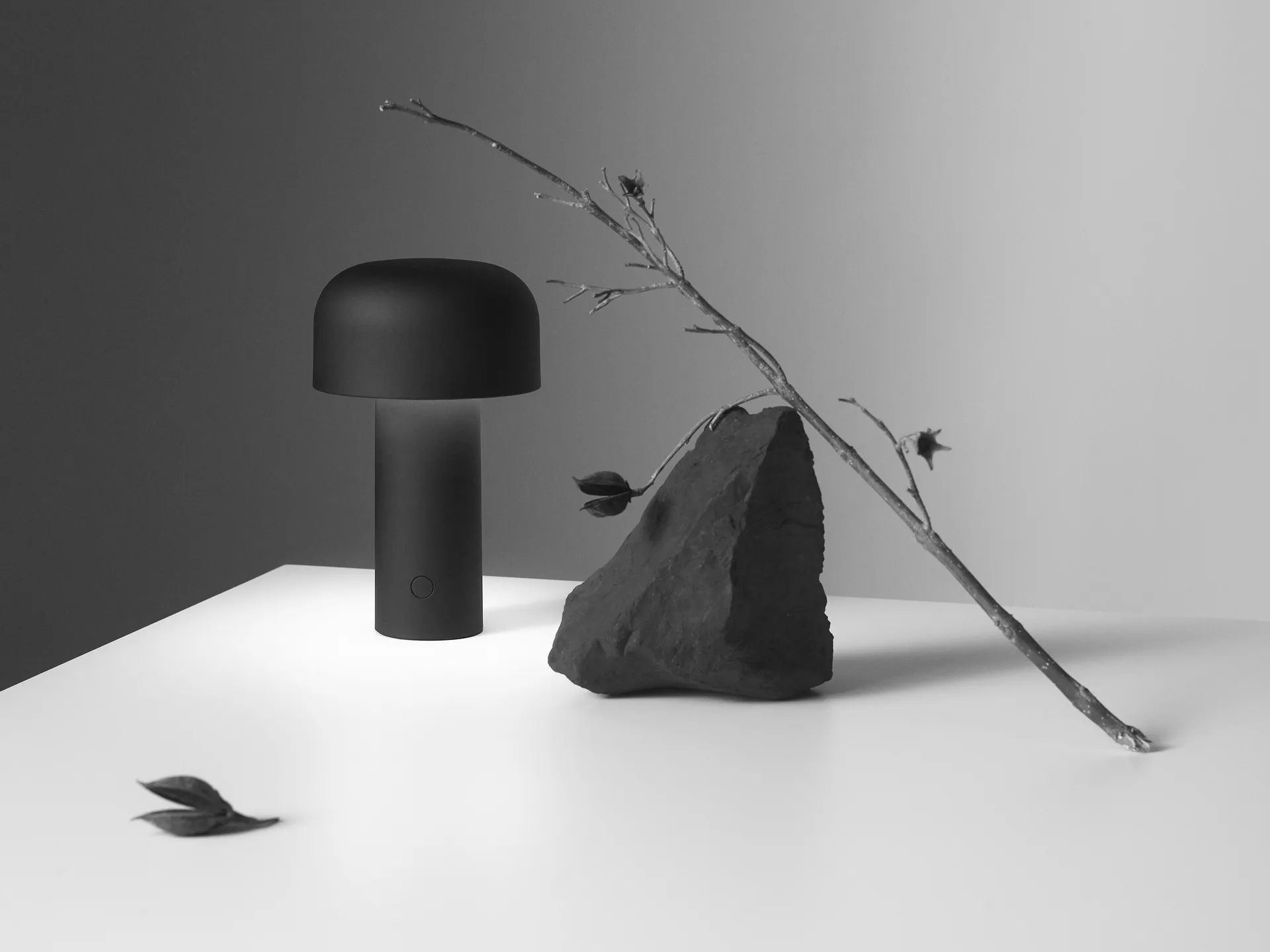 Lampada da tavolo Bellhop portatile, Matte black Flos