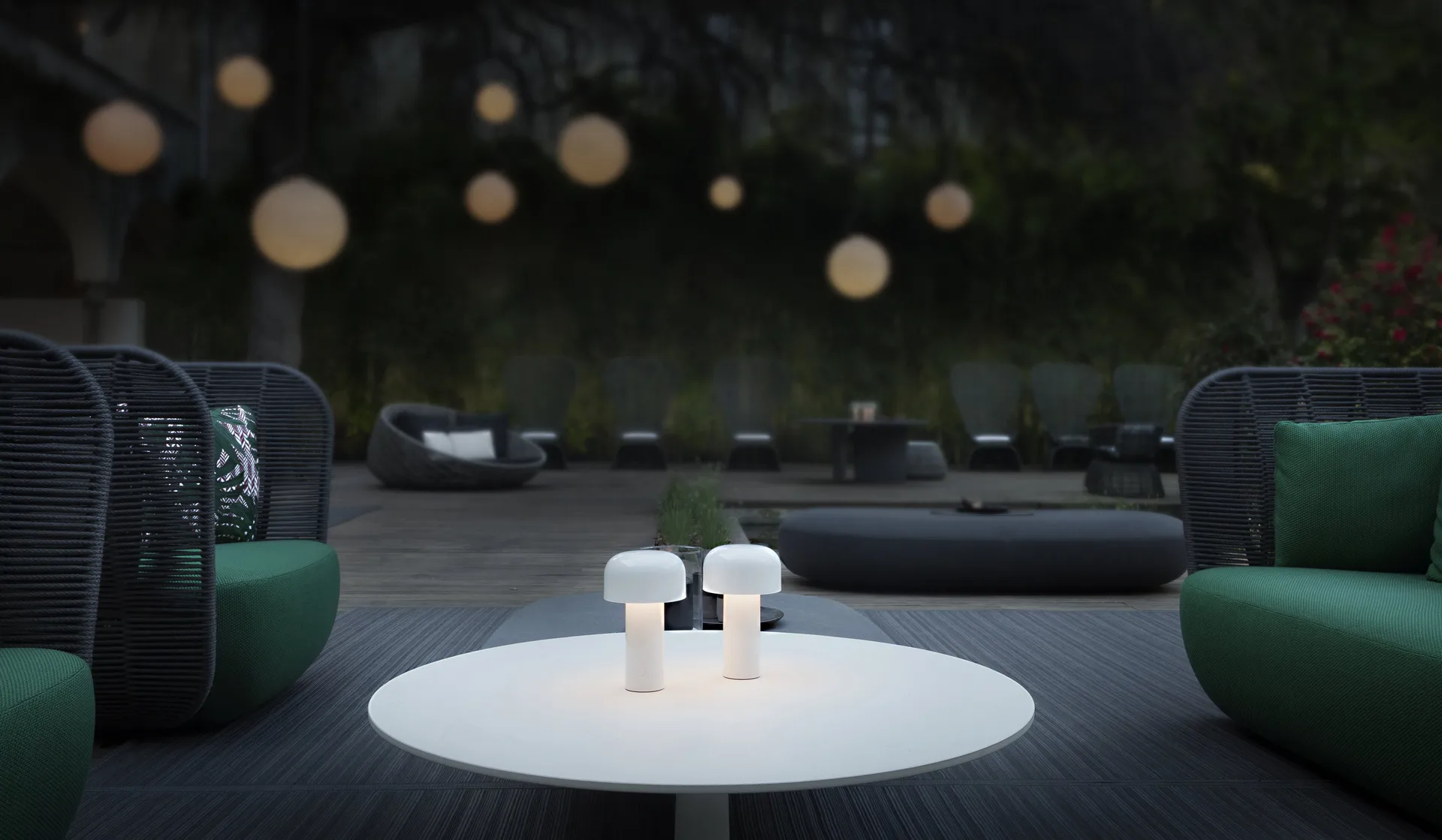 Lampada da tavolo Bellhop portatile, White, IP54 (interno/esterno) Flos
