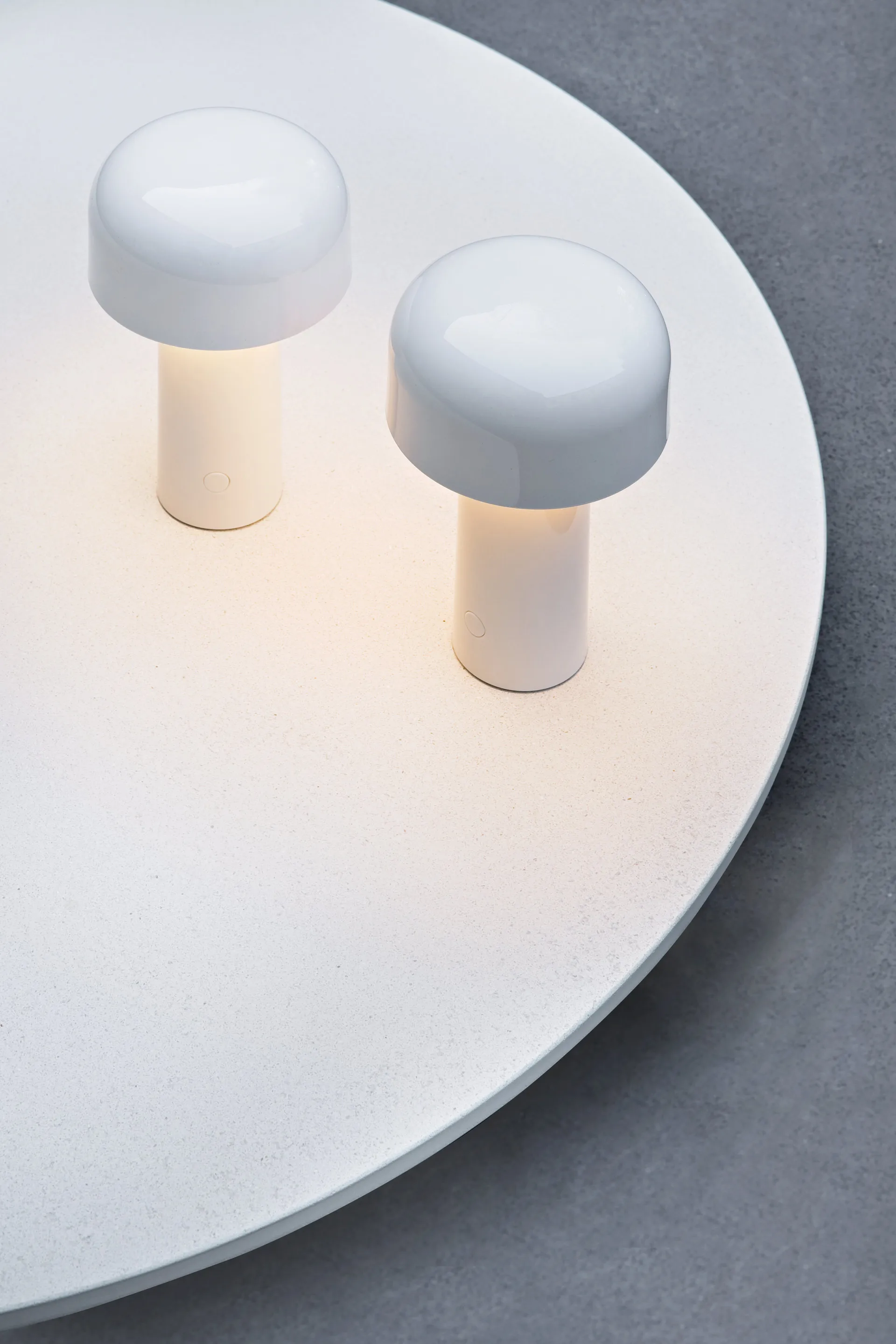 Lampada da tavolo Bellhop portatile, White, IP54 (interno/esterno) Flos
