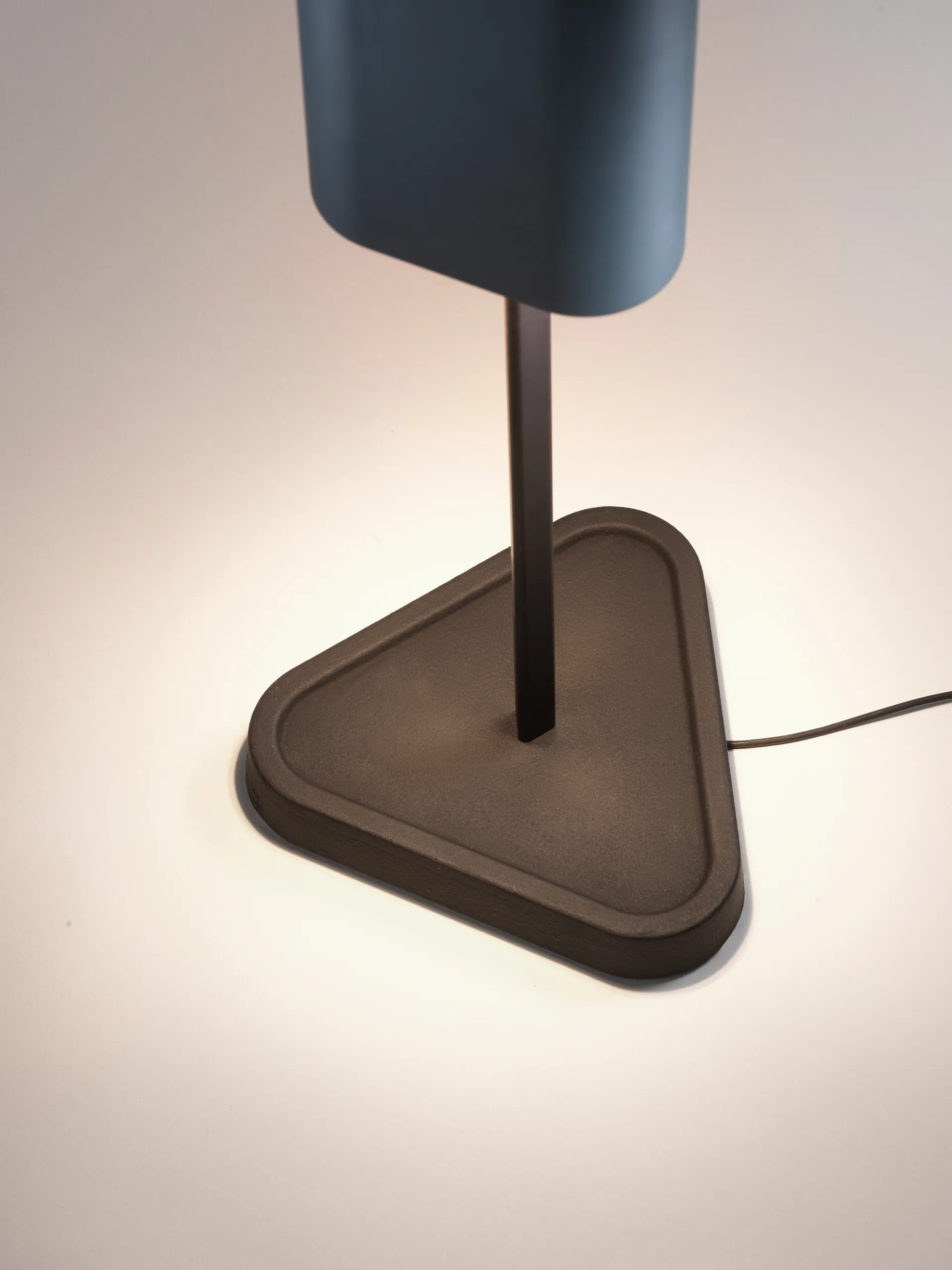 Lampada da tavolo EMI 114 cm, Deep blue Flos