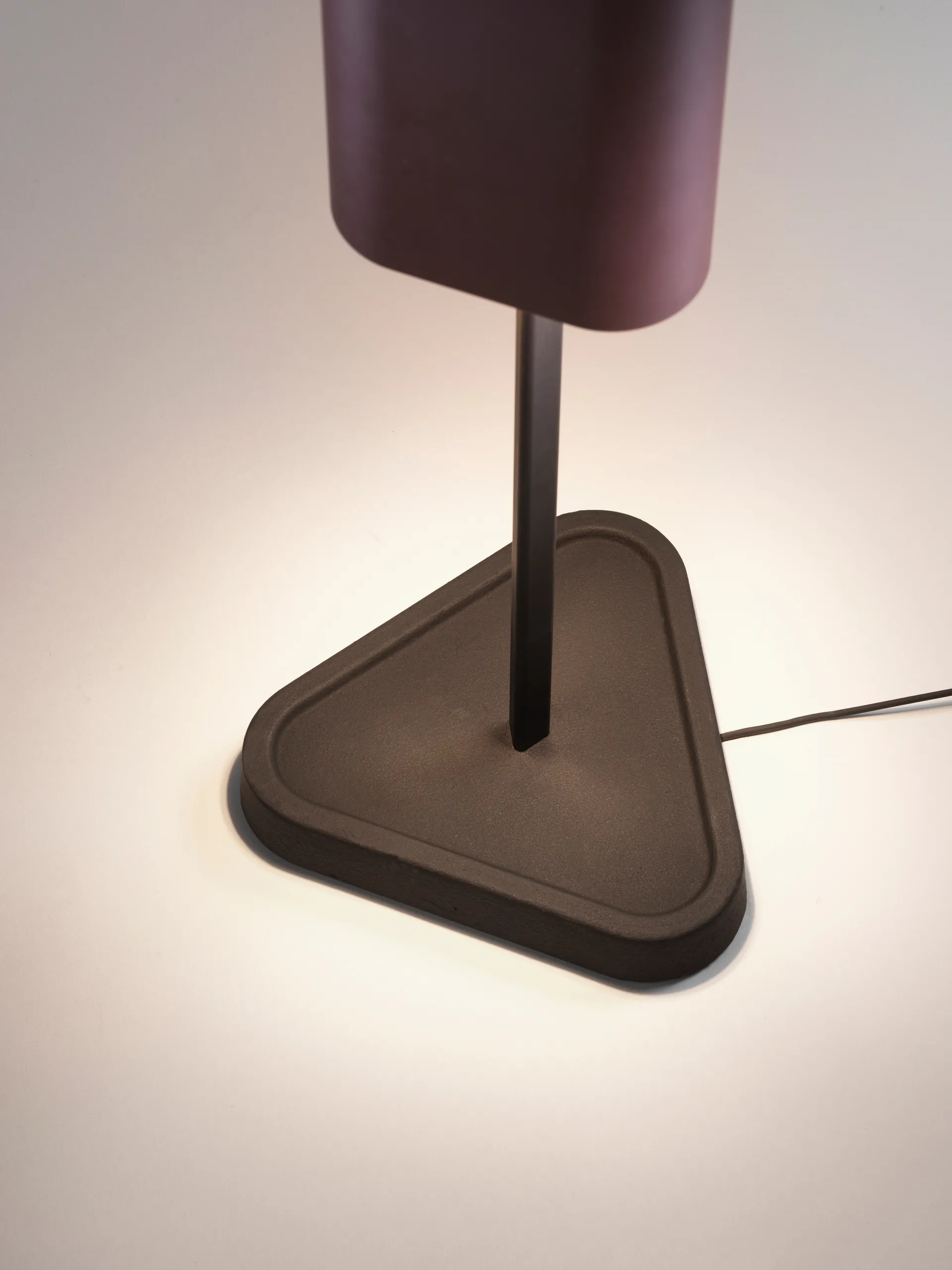 Lampada da tavolo EMI 114 cm, Deep red Flos