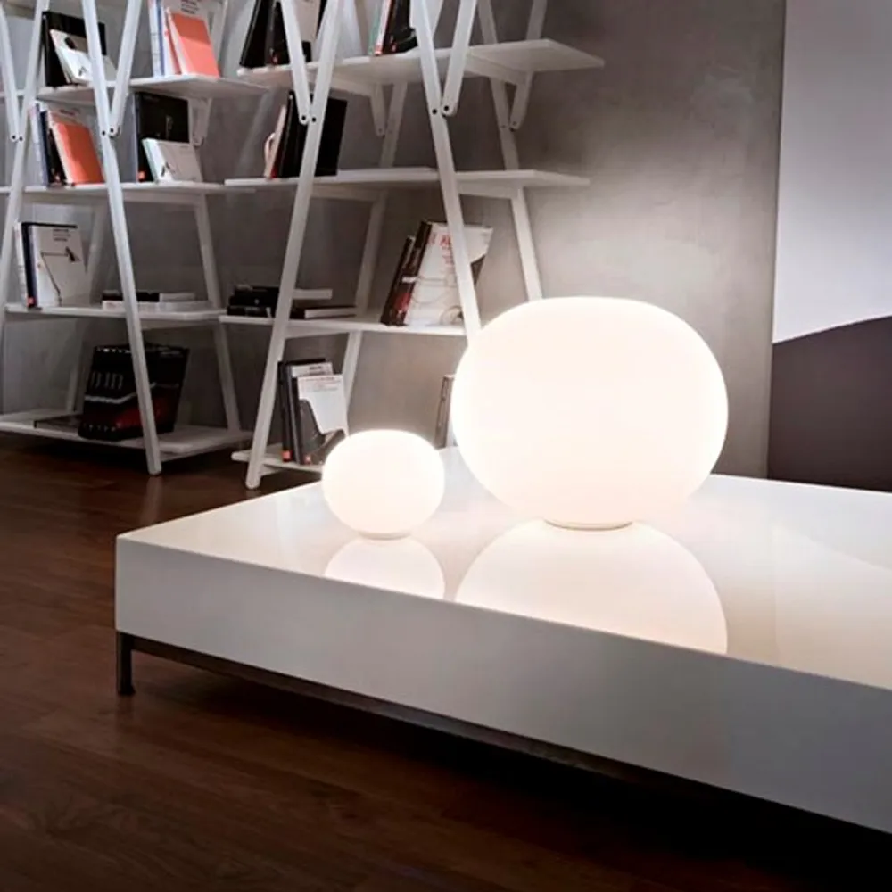 Lampada da tavolo Glo-ball B Zero, Vetro opale bianco Flos