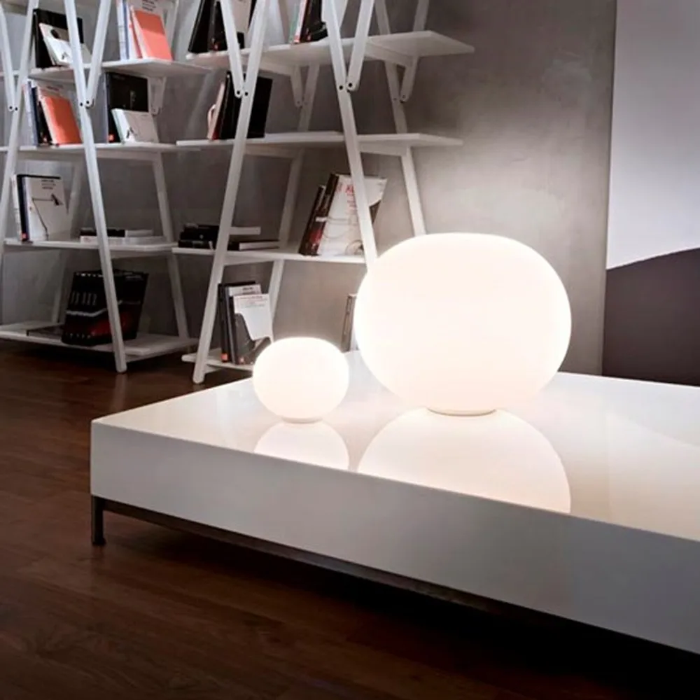 Lampada da tavolo Glo-ball B2, Vetro opale bianco Flos