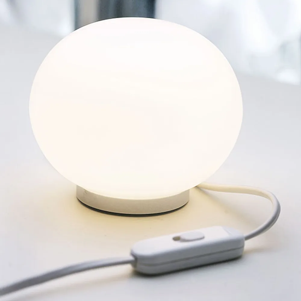 Lampada da tavolo Glo-Ball Mini T, Vetro opale bianco Flos
