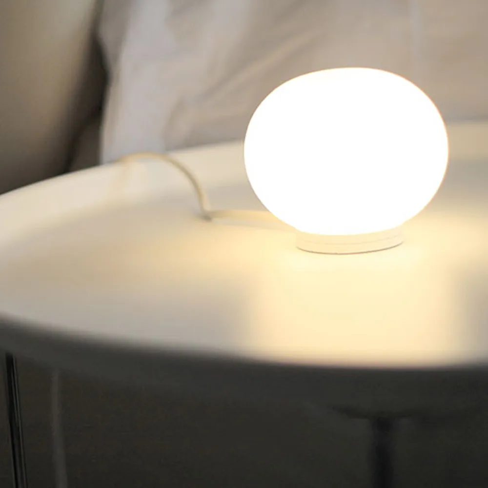 Lampada da tavolo Glo-Ball Mini T, Vetro opale bianco Flos