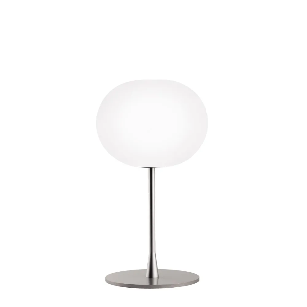 Lampada da tavolo Glo-ball T1, Vetro opalino bianco - struttura argentata opaca Flos