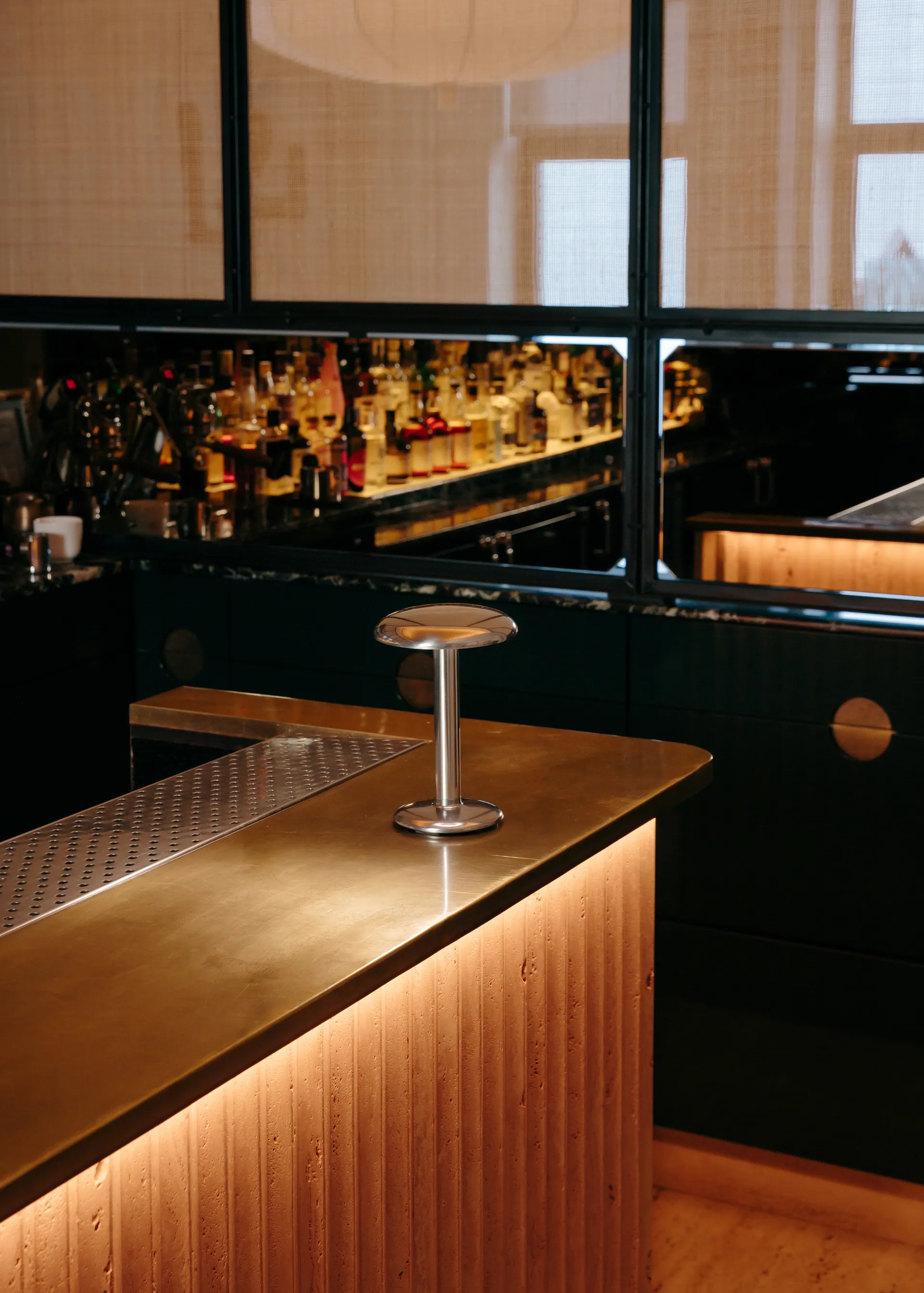 Lampada da tavolo Gustave Residential portatile, Polished silver Flos