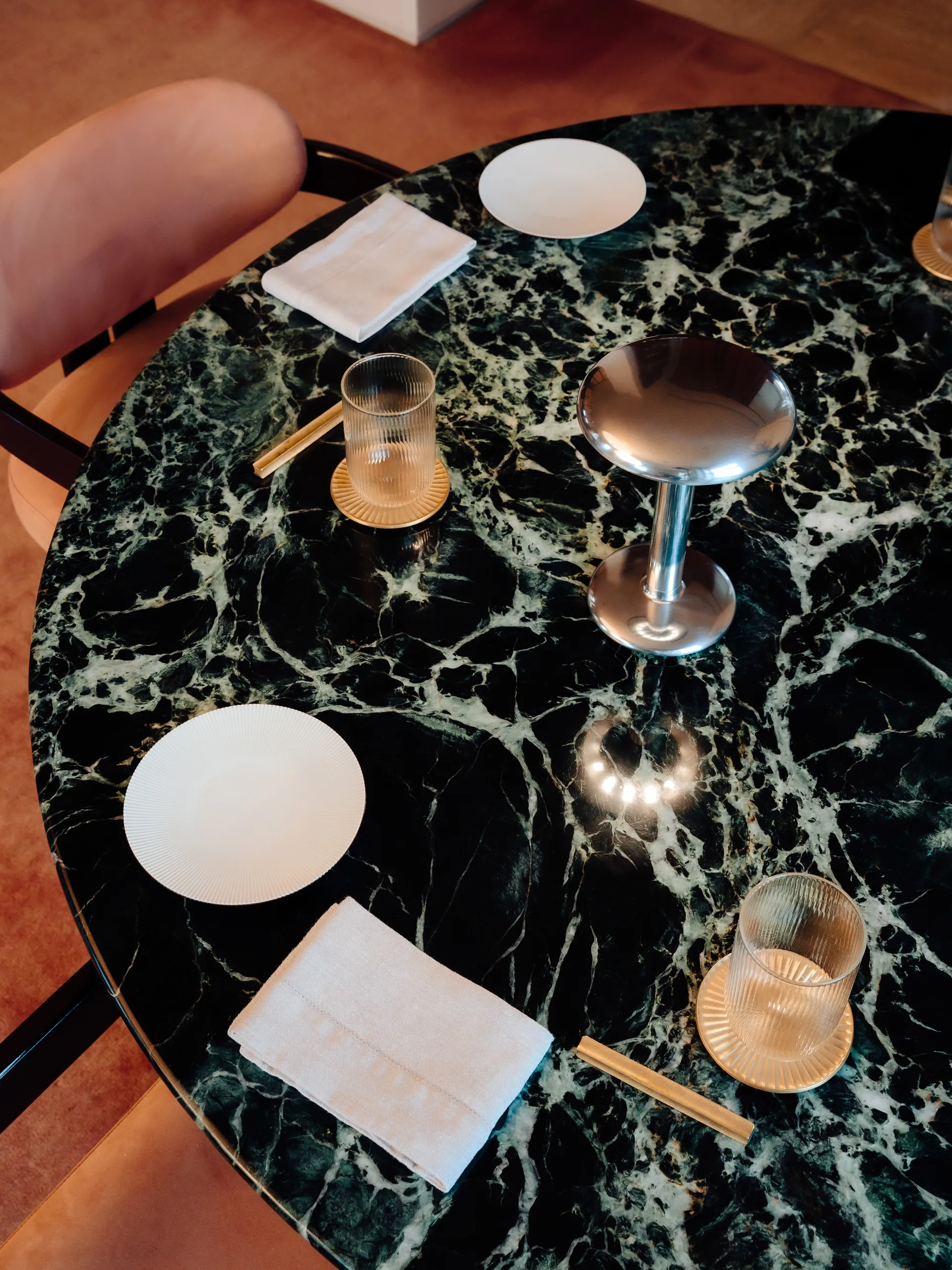 Lampada da tavolo Gustave Residential portatile, Polished silver Flos