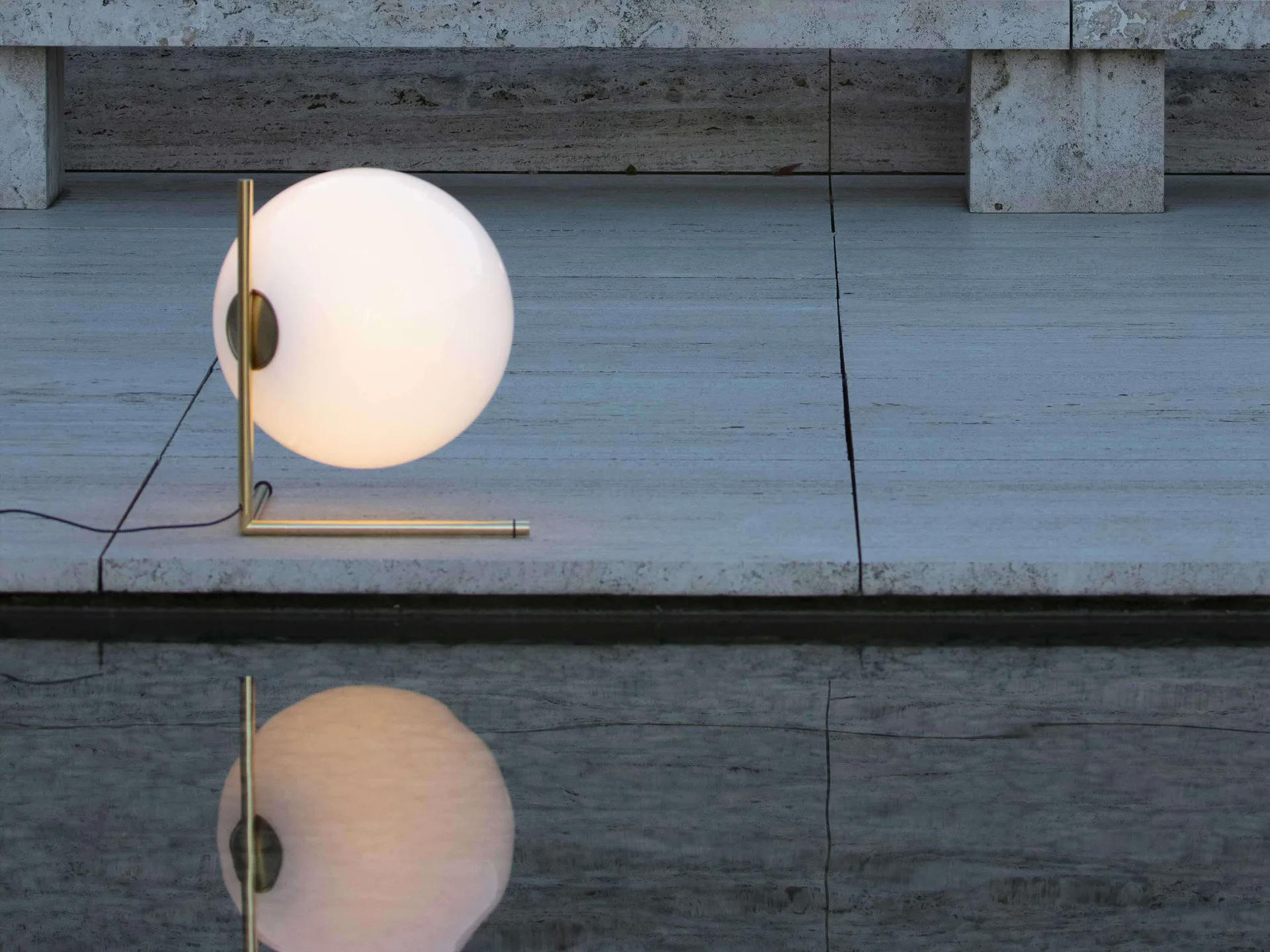 Lampada da tavolo IC T3 52,4 cm, Brass Flos