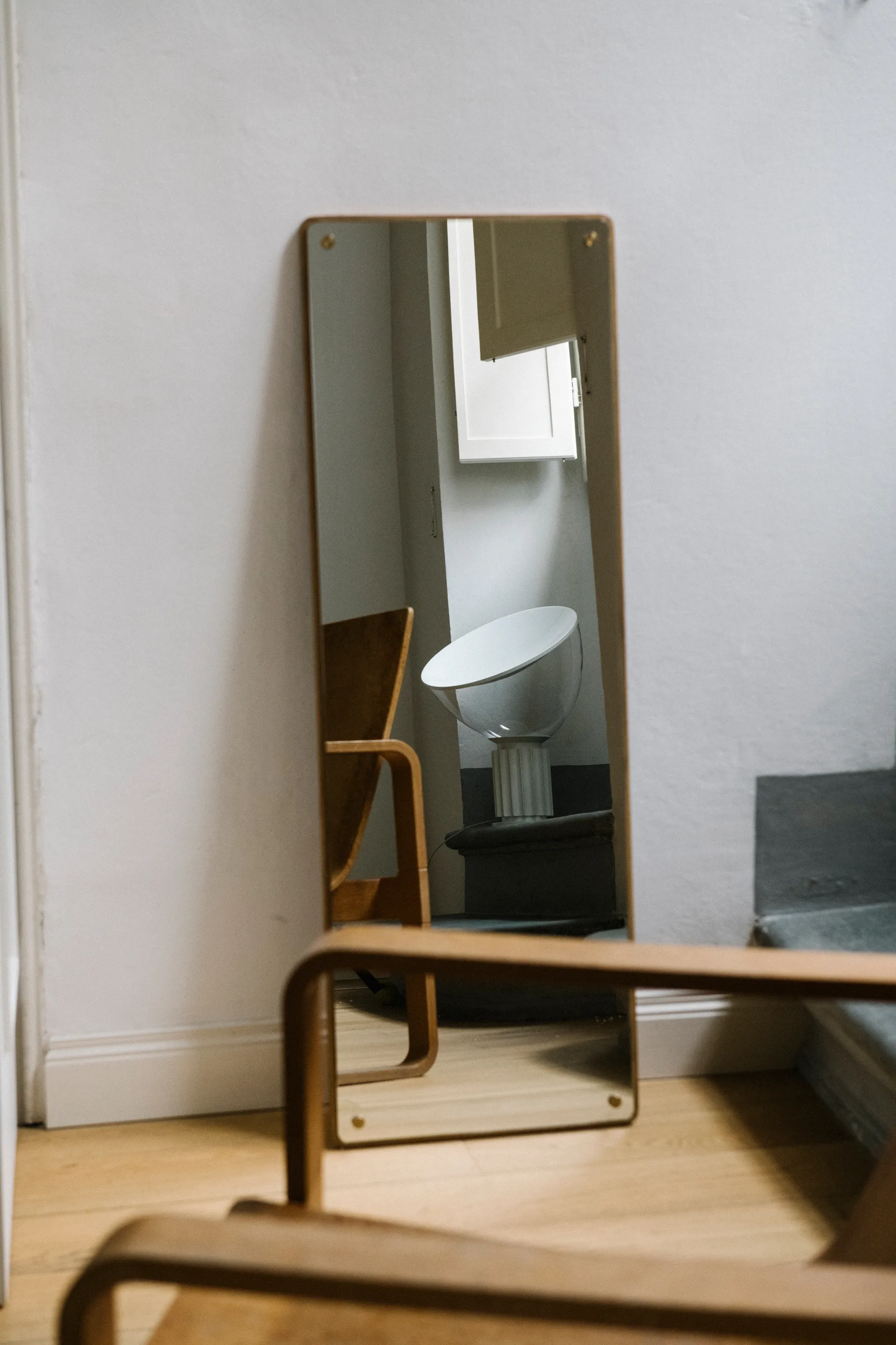 Lampada da tavolo Taccia Small LED 48,5 cm, Matt bianco-cupola di vetro Flos