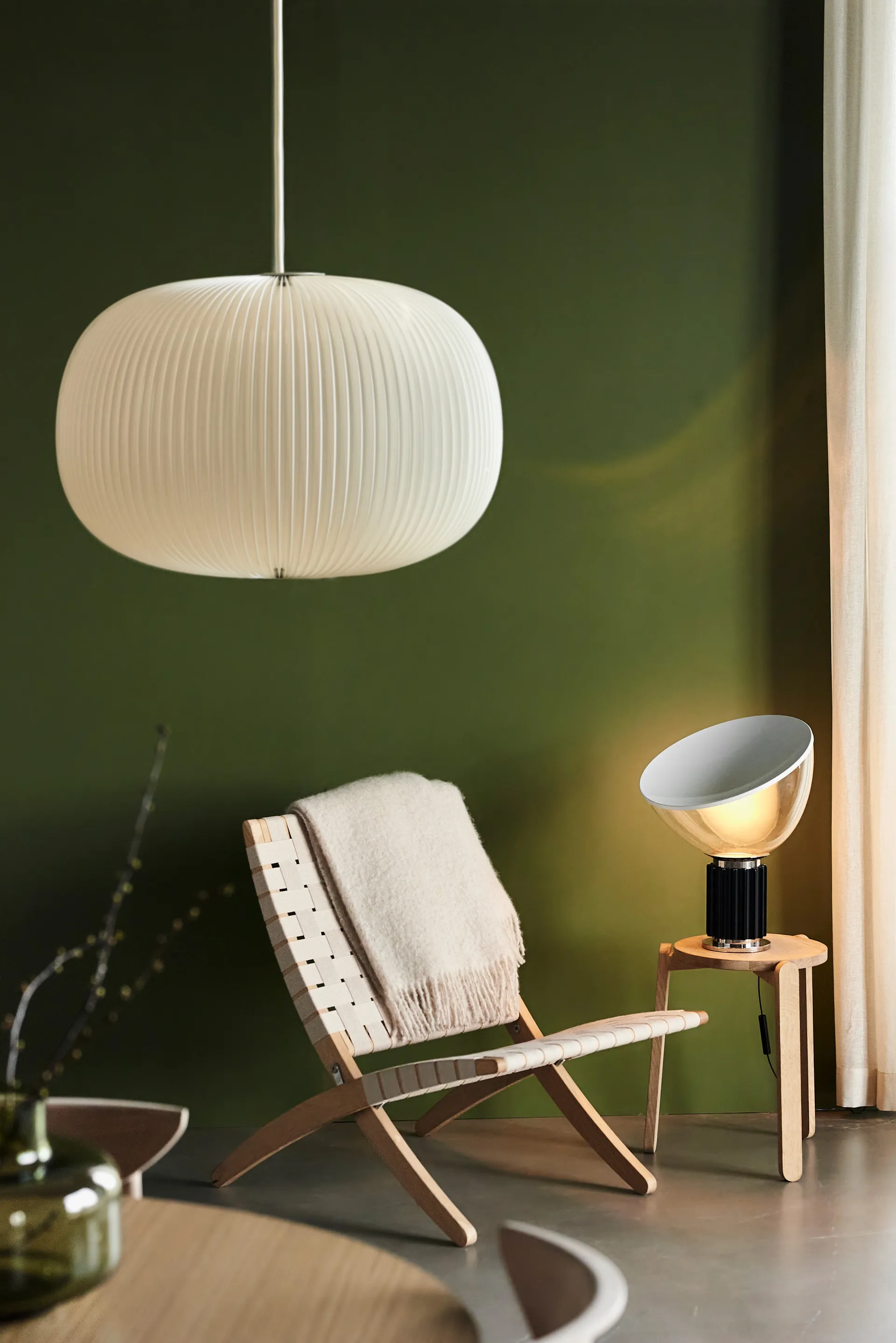 Lampada da tavolo Taccia Small LED 48,5 cm, Nero-cupola in vetro Flos