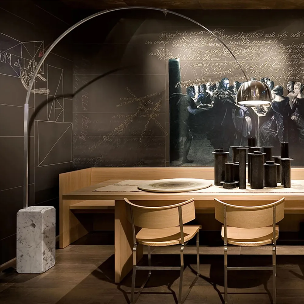 Lampada da terra Arco, Gamba cromata in marmo di Carrara Flos