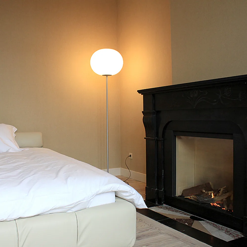 Lampada da terra Glo-ball F3, Vetro opale bianco - struttura opaca argento Flos