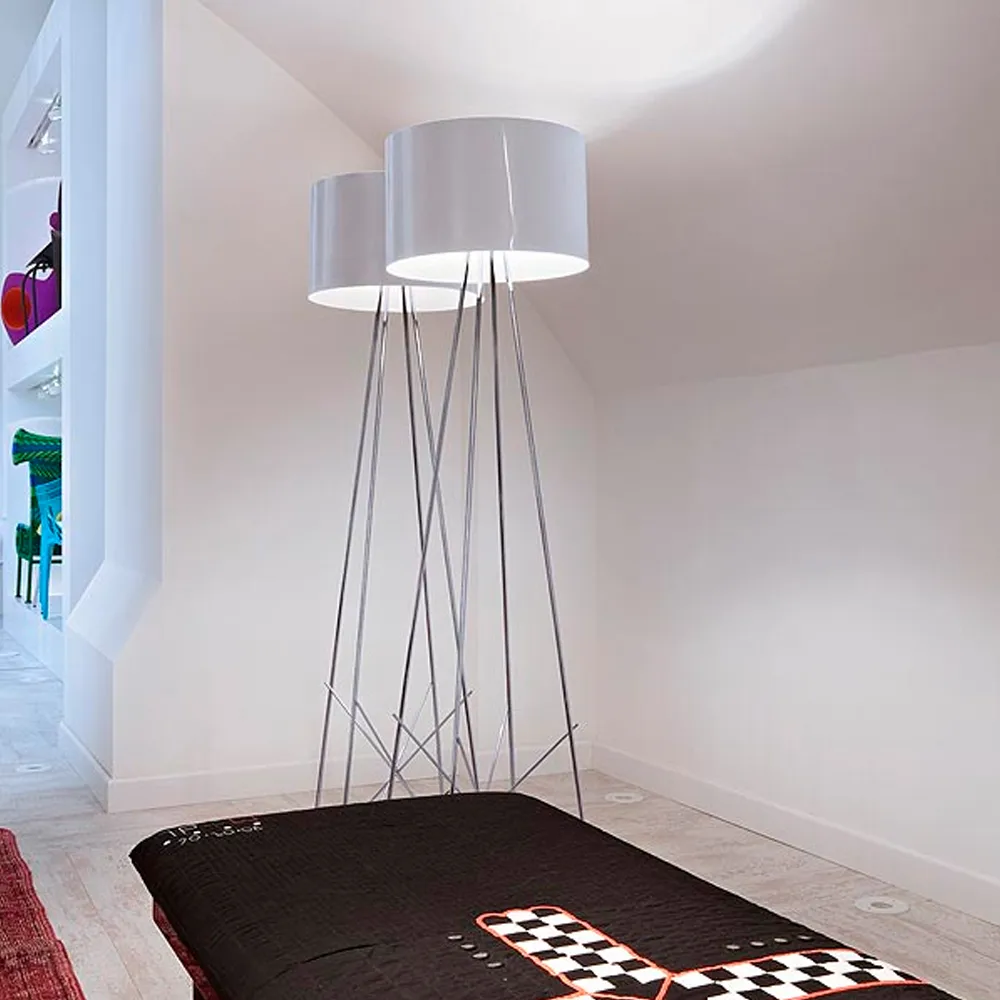 Lampada da terra Ray F2, Nero-cromo Flos