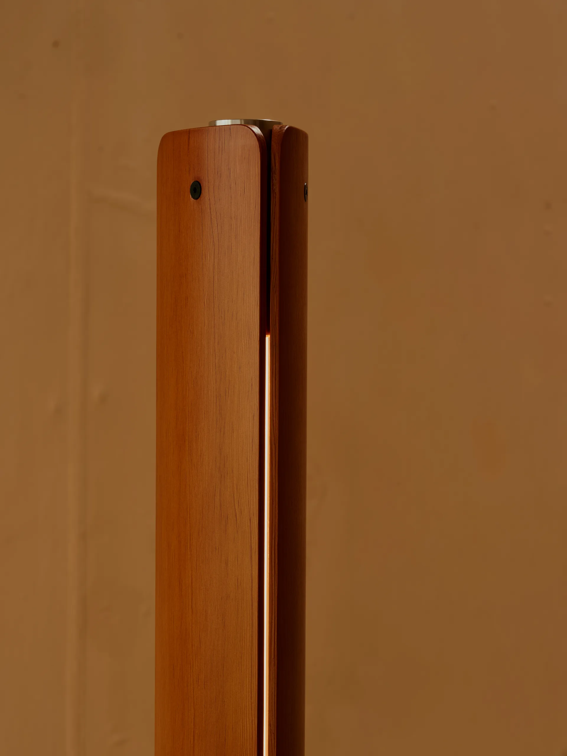 Lampada da terra Seki-han 226 cm, Heat treatened ash-black metal Flos