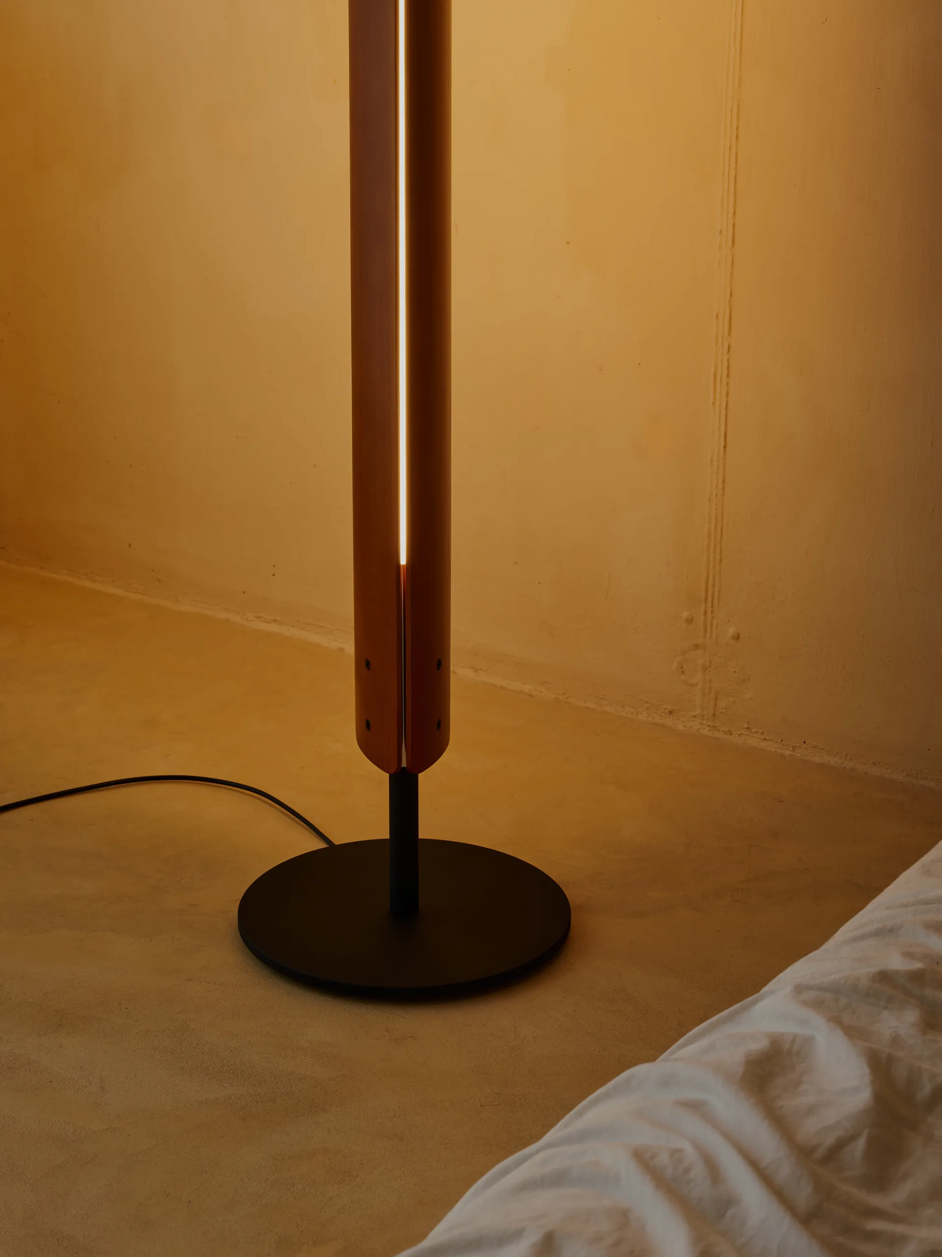 Lampada da terra Seki-han 226 cm, Heat treatened ash-black metal Flos