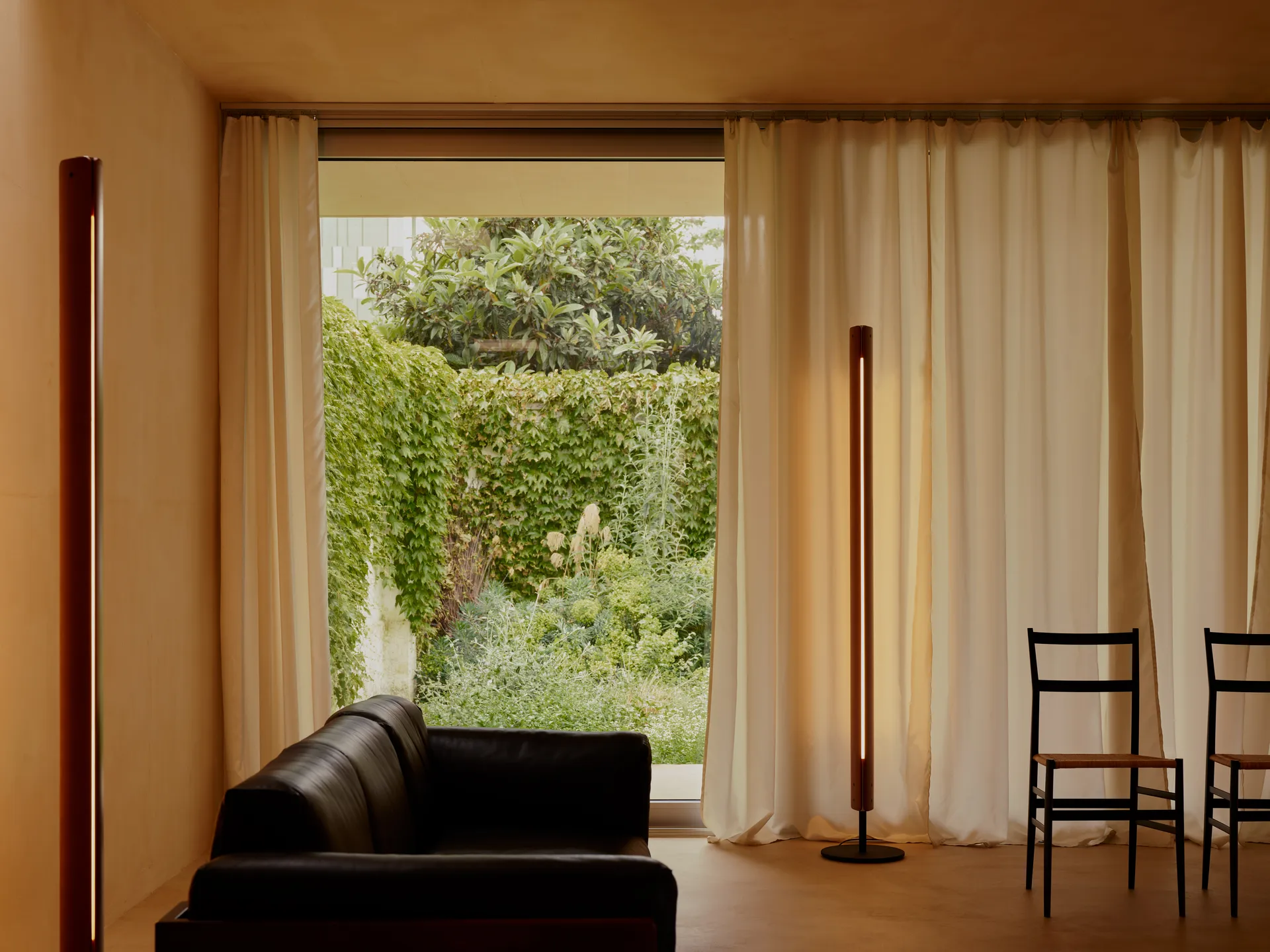 Lampada da terra Seki-han 226 cm, Heat treatened ash-black metal Flos