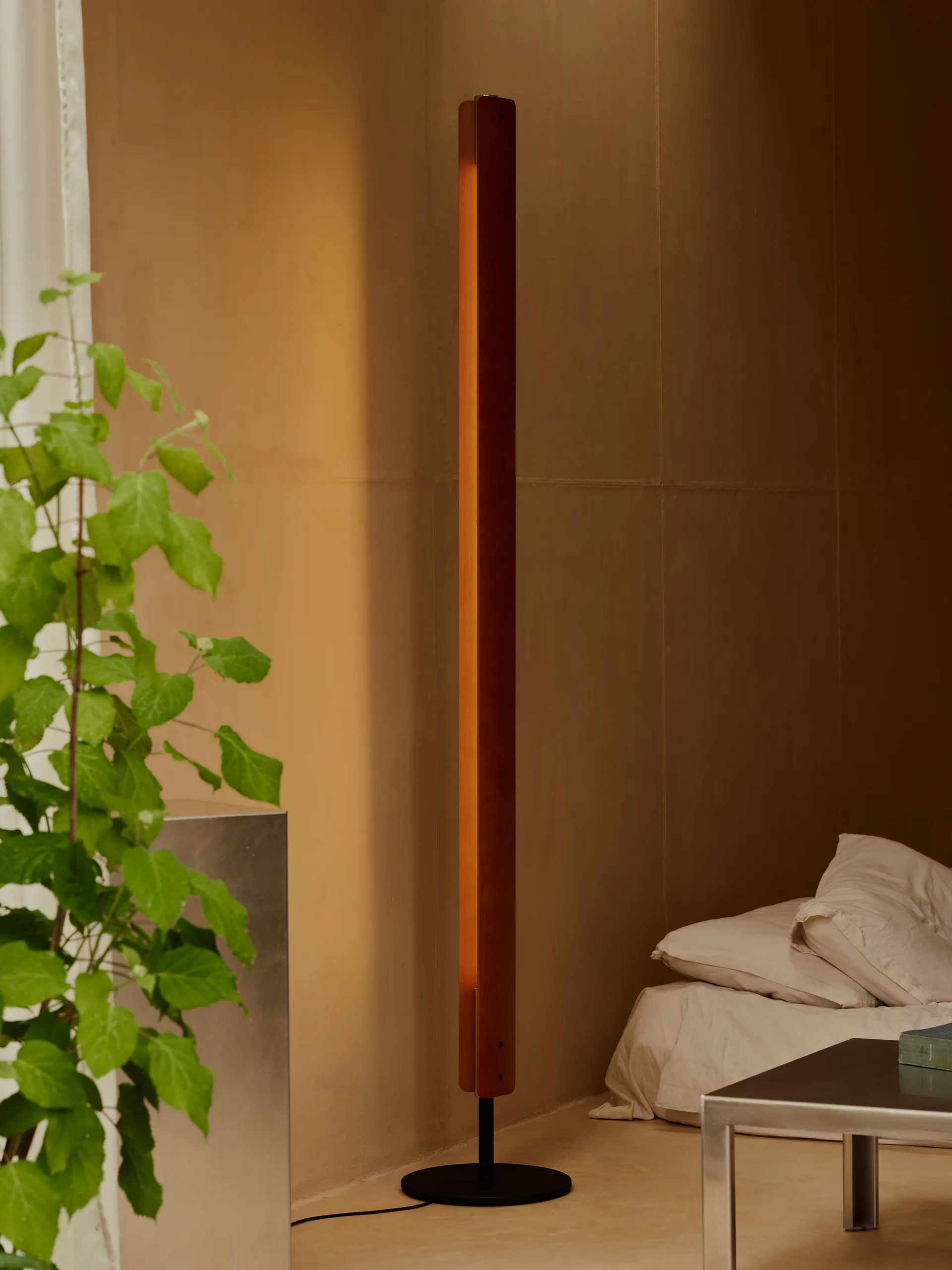 Lampada da terra Seki-han 226 cm, Heat treatened ash-black metal Flos