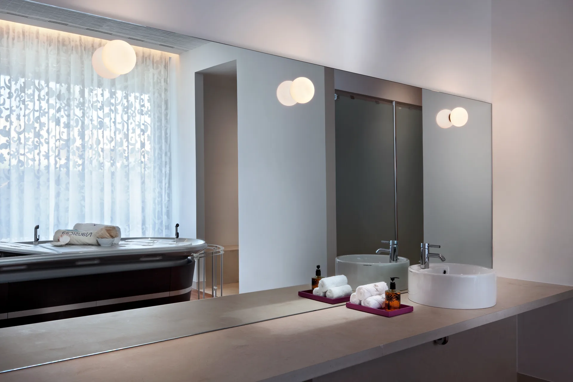 Mini Glo-Ball CW lampada da parete e soffitto montaggio specchio, Bianco Flos