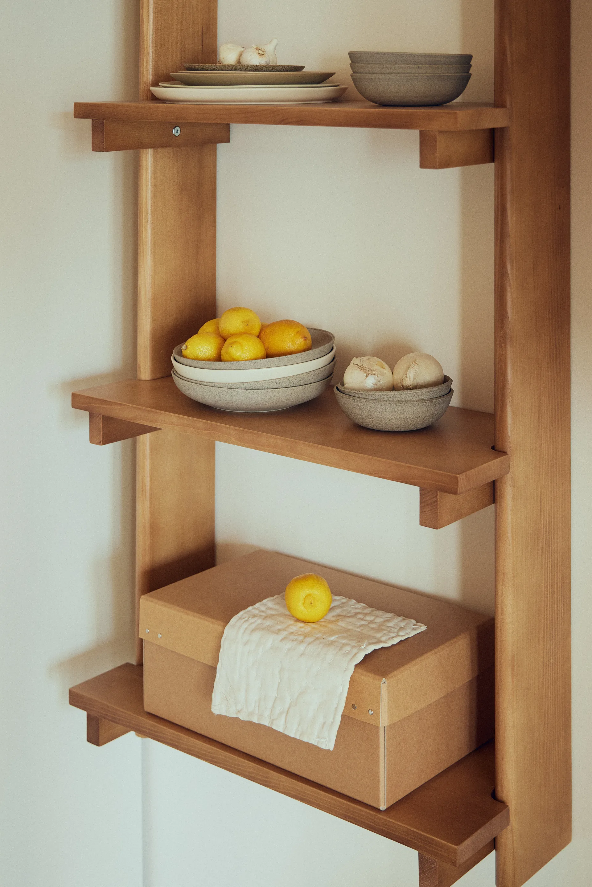 Beam Shelf mensola da parete, Pino marrone scuro, 60x167x25 cm Form & Refine
