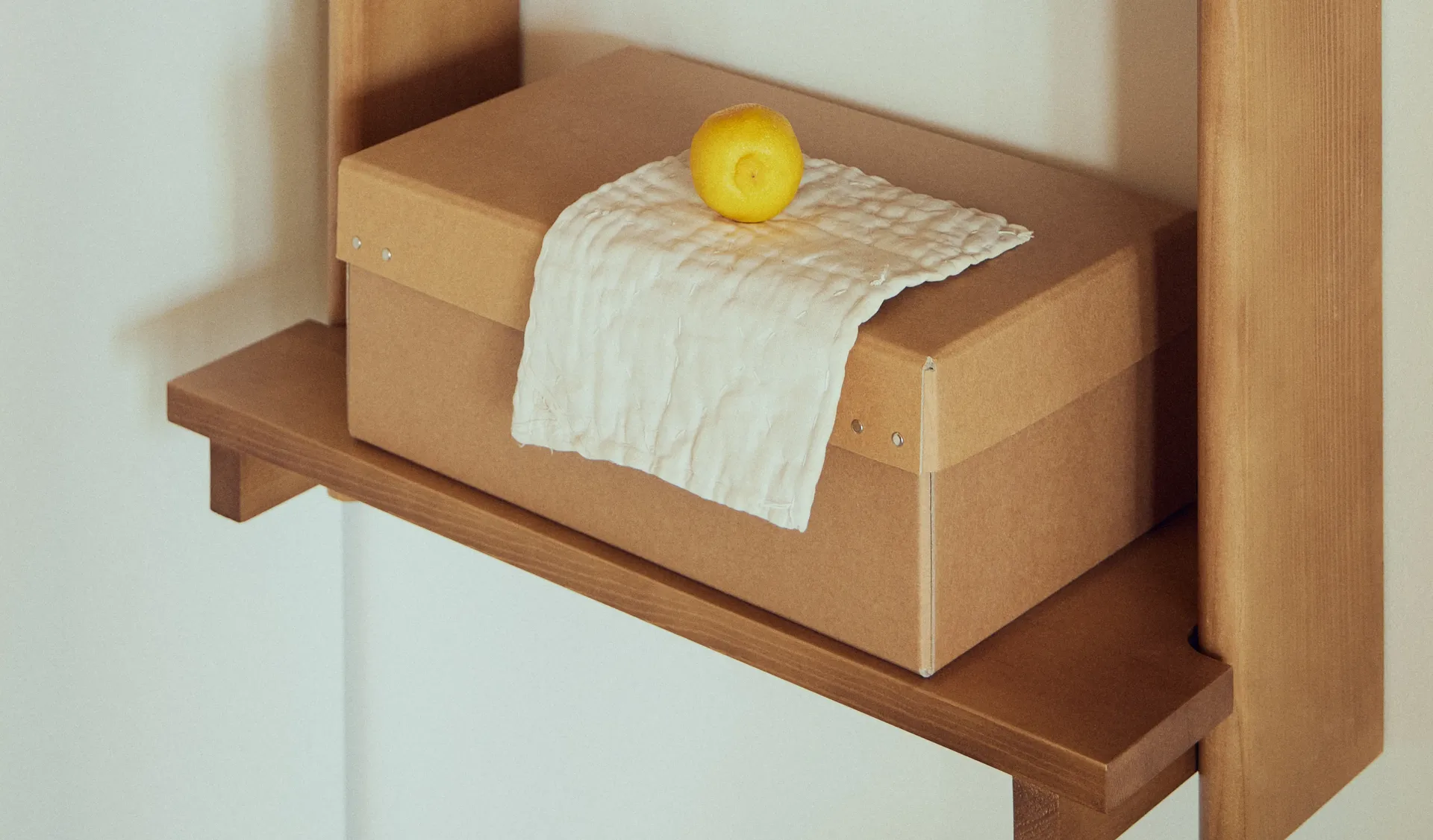 Beam Shelf mensola da parete, Pino marrone scuro, 60x90,5x25 cm Form & Refine