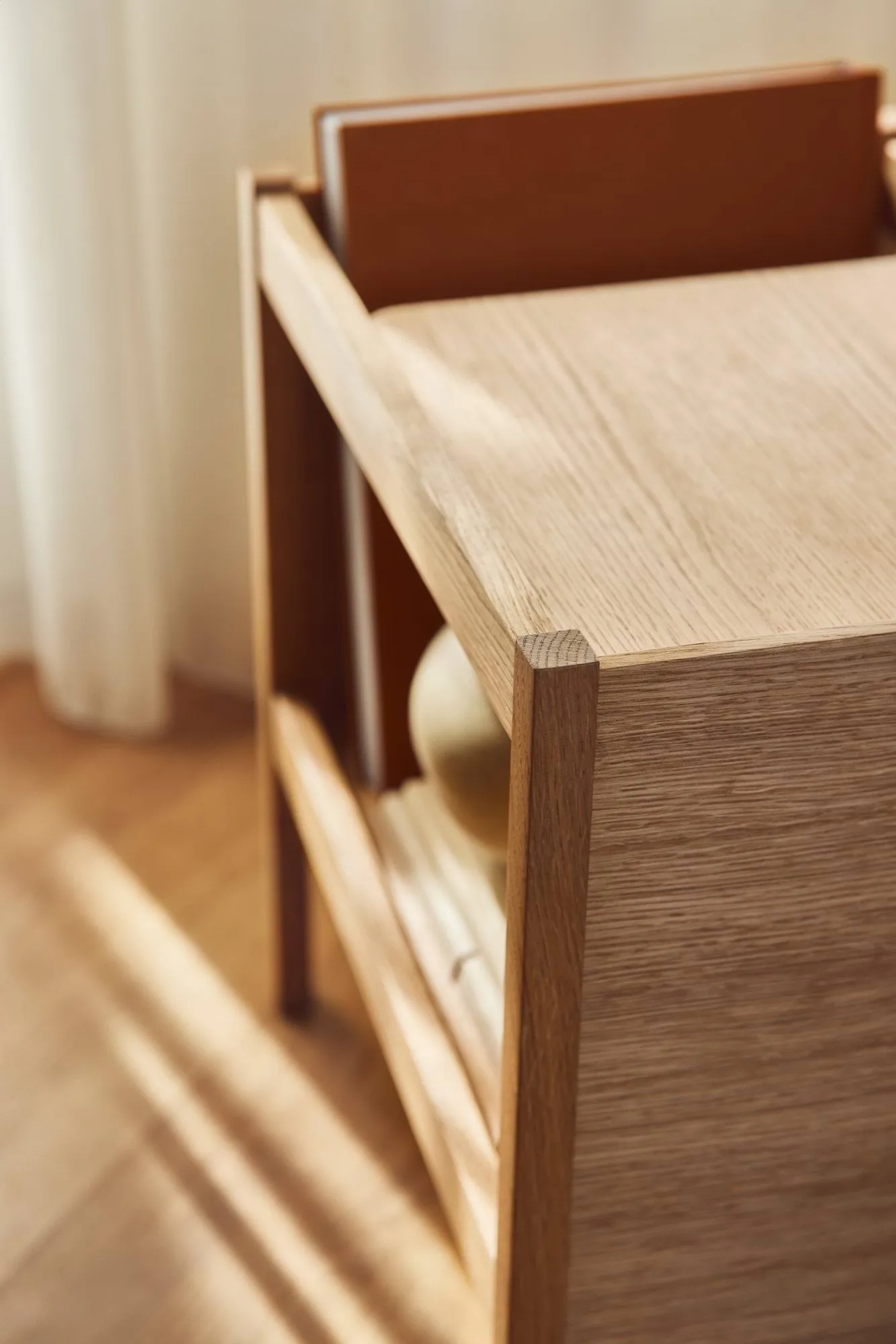 Journal Organiser tavolino laterale, Rovere Form & Refine
