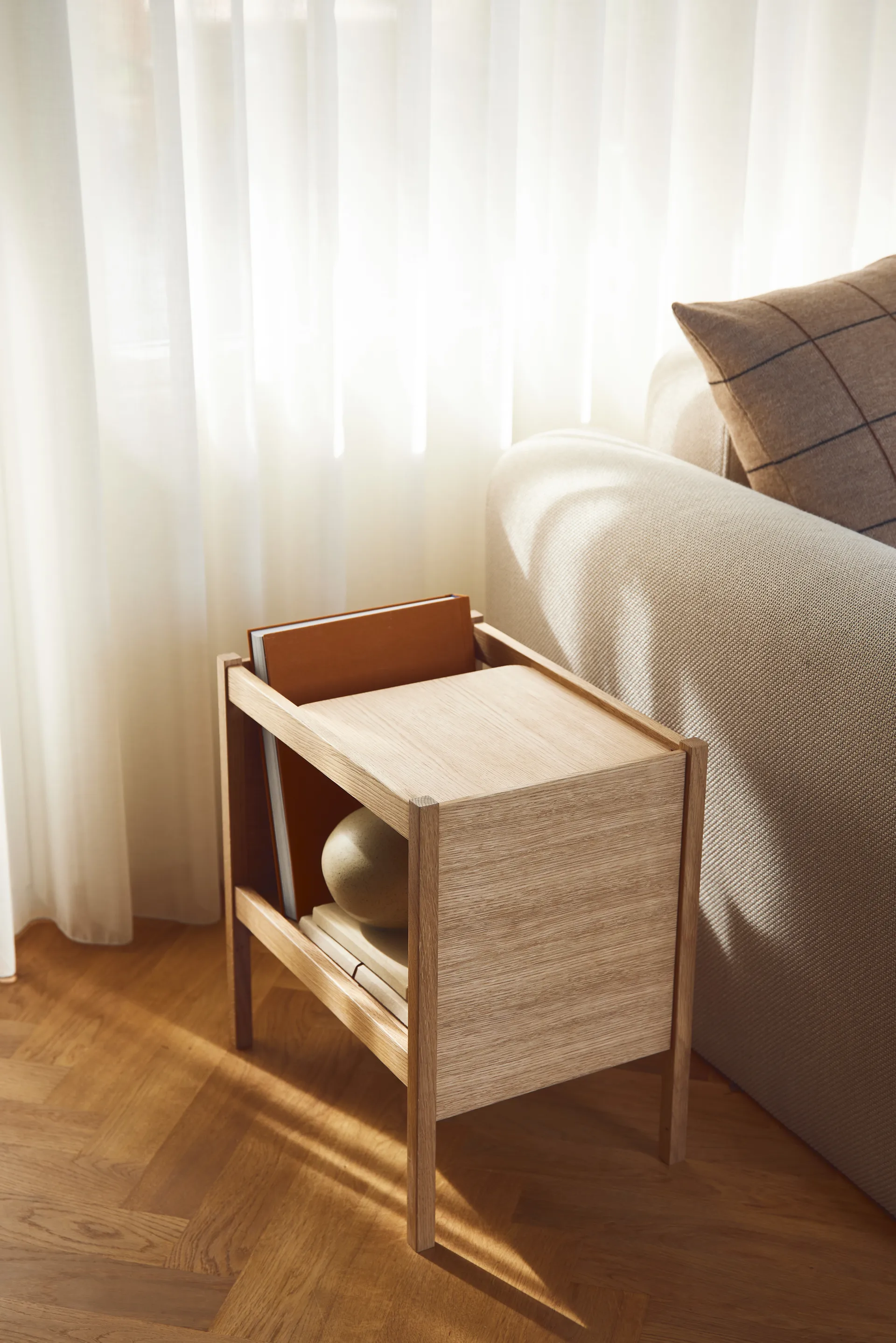 Journal Organiser tavolino laterale, Rovere Form & Refine
