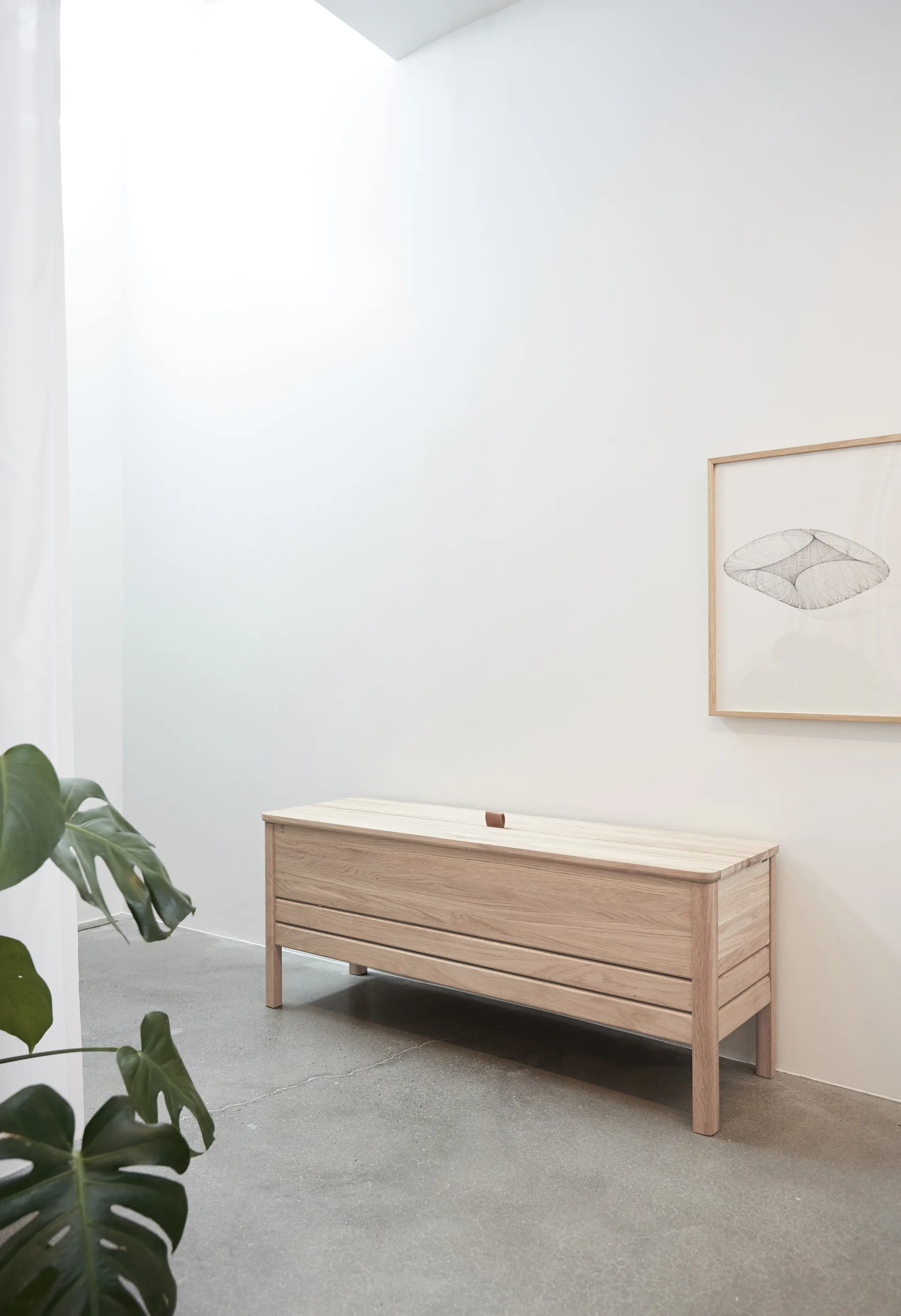 Panca contenitore A Line da 111 cm, Rovere bianco Form & Refine