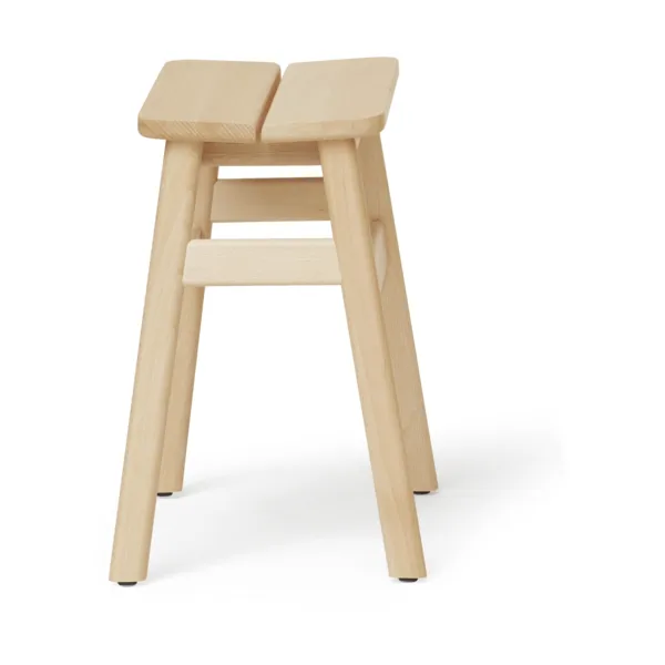 Sgabello per bar Angle Standard 45 cm, Faggio Form & Refine