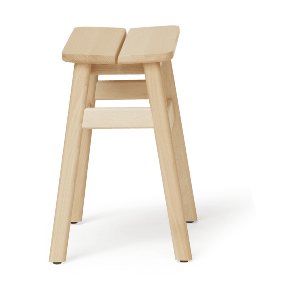 Sgabello per bar Angle Standard 45 cm, Faggio Form & Refine