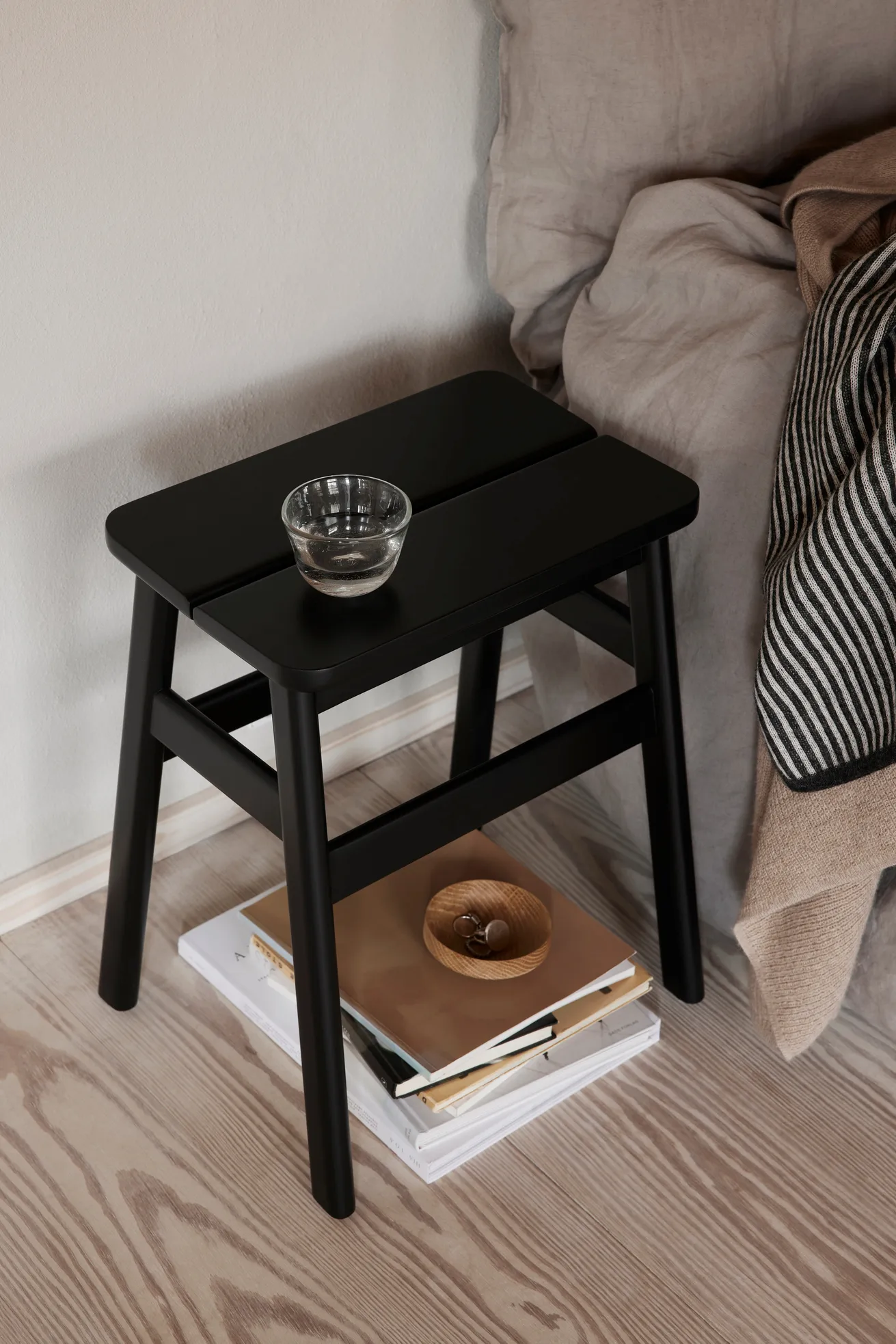 Sgabello per bar Angle Standard 45 cm, Nero Form & Refine