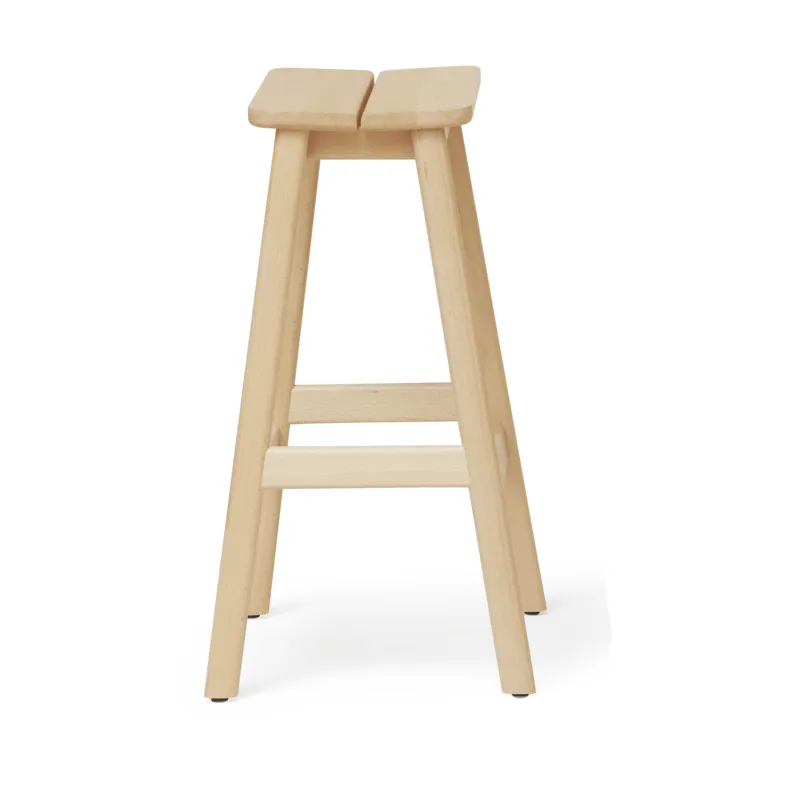 Sgabello per bar Angle Standard 65 cm, Faggio Form & Refine