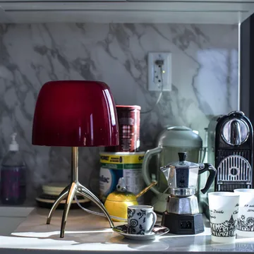 Lampada da tavolo Lumiere Piccola Dimbar - Schermo rosso ciliegia–base color champagne - Foscarini