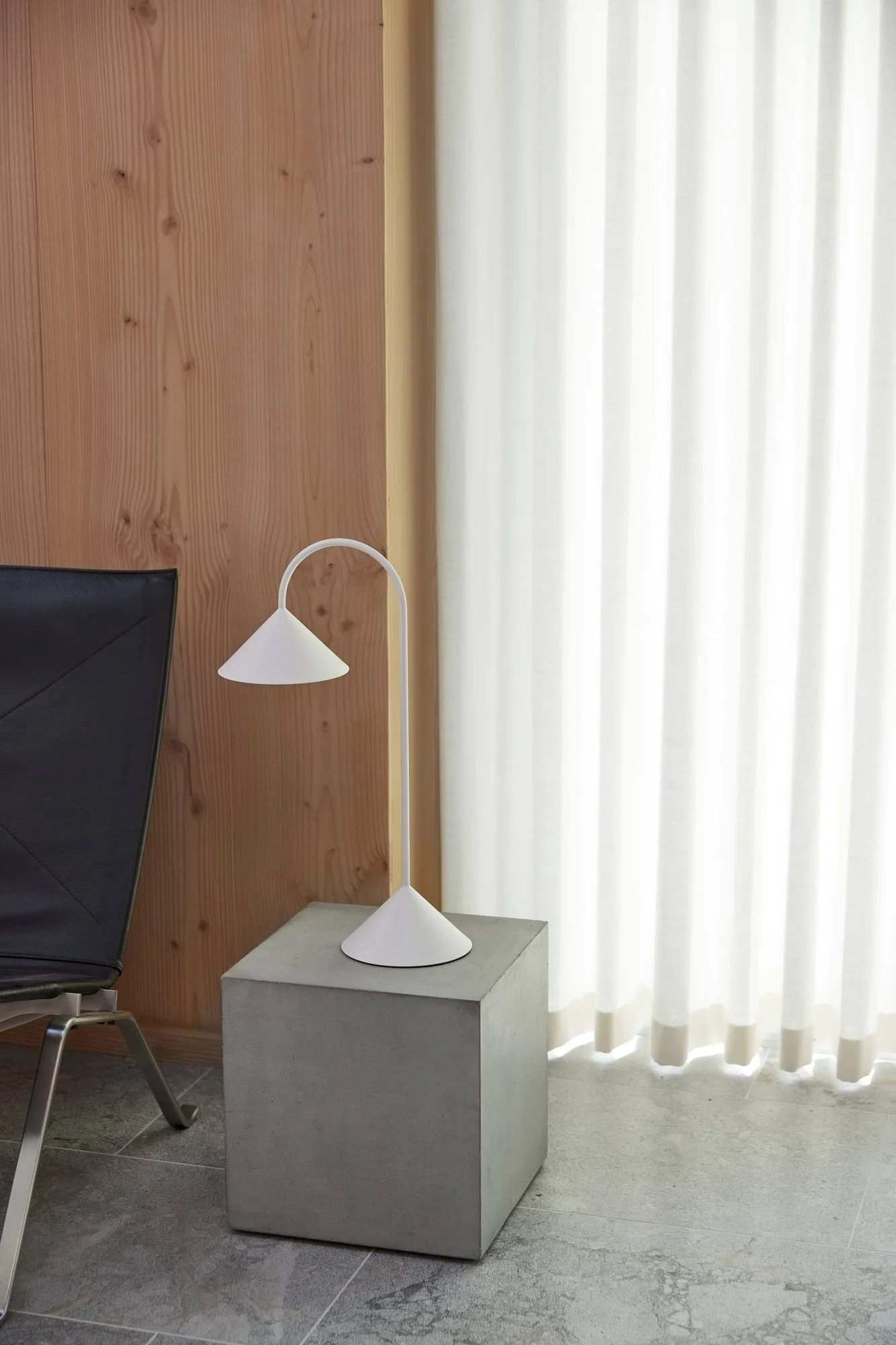 Grasp lampada da tavolo portatile, Matt White, 47 cm Frandsen