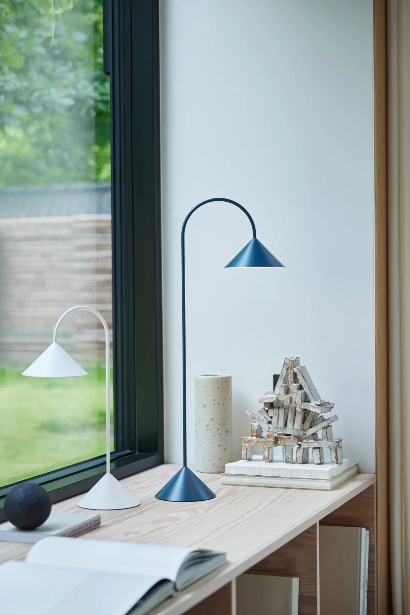 Grasp lampada da tavolo portatile, Matt White, 47 cm Frandsen