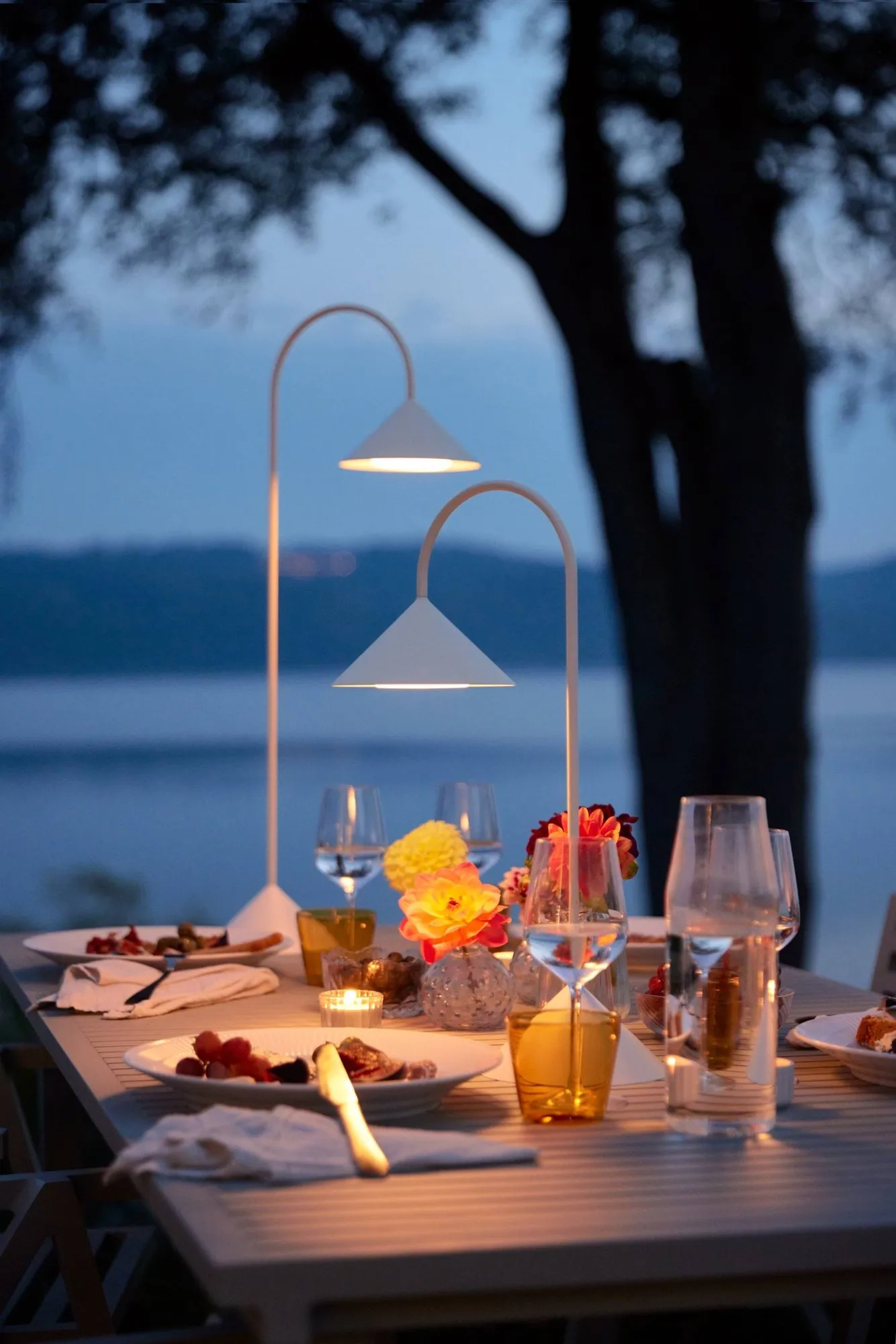 Grasp lampada da tavolo portatile, Matt White, 47 cm Frandsen