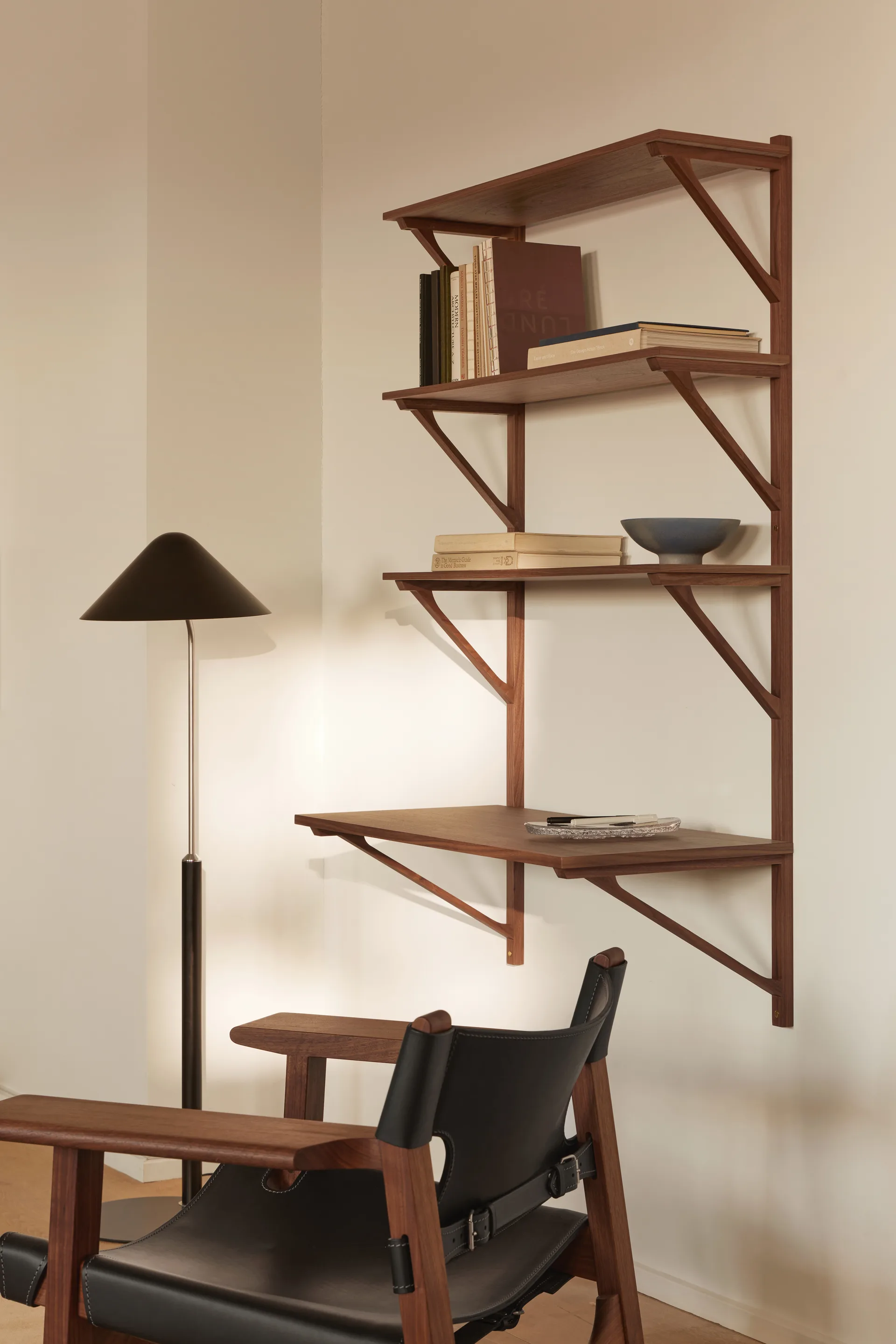 Mensola con scrivania 78x134 cm BM29 , Noce laccato Fredericia Furniture