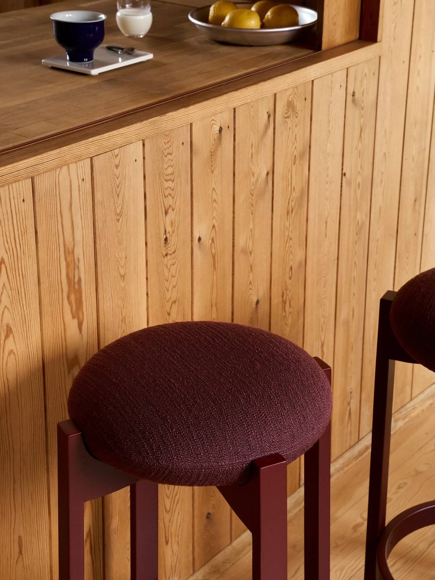 Sgabello alto Pioneer , Odino RC43 bordeaux-bordeaux faggio Fredericia Furniture