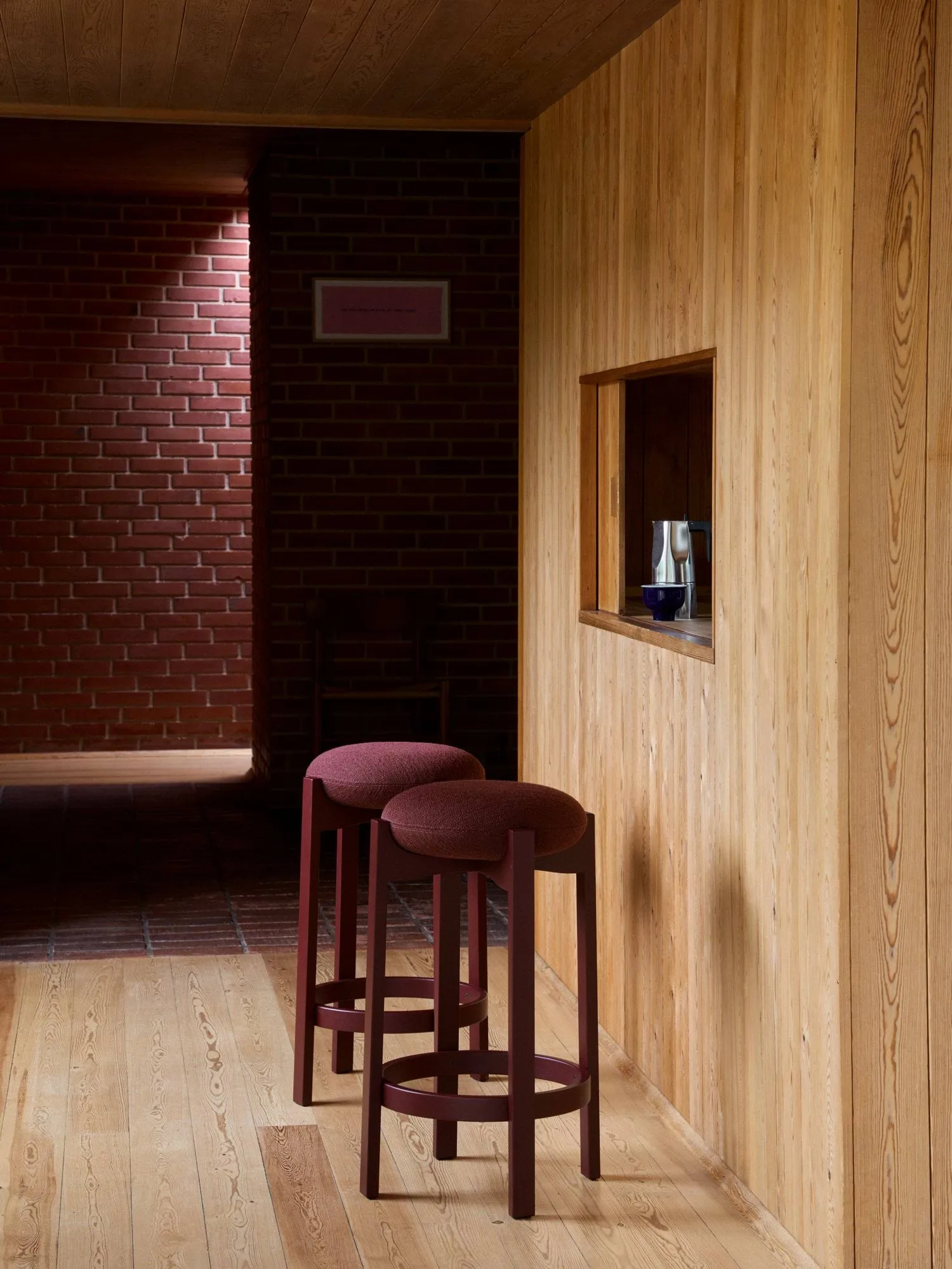 Sgabello alto Pioneer , Odino RC43 bordeaux-bordeaux faggio Fredericia Furniture