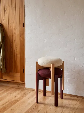 Sgabello basso Pioneer - Odino NE22 off white-faggio oliato - Fredericia Furniture