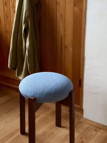 Sgabello basso Pioneer - Odino PV82 light blue-quercia laccata - Fredericia Furniture