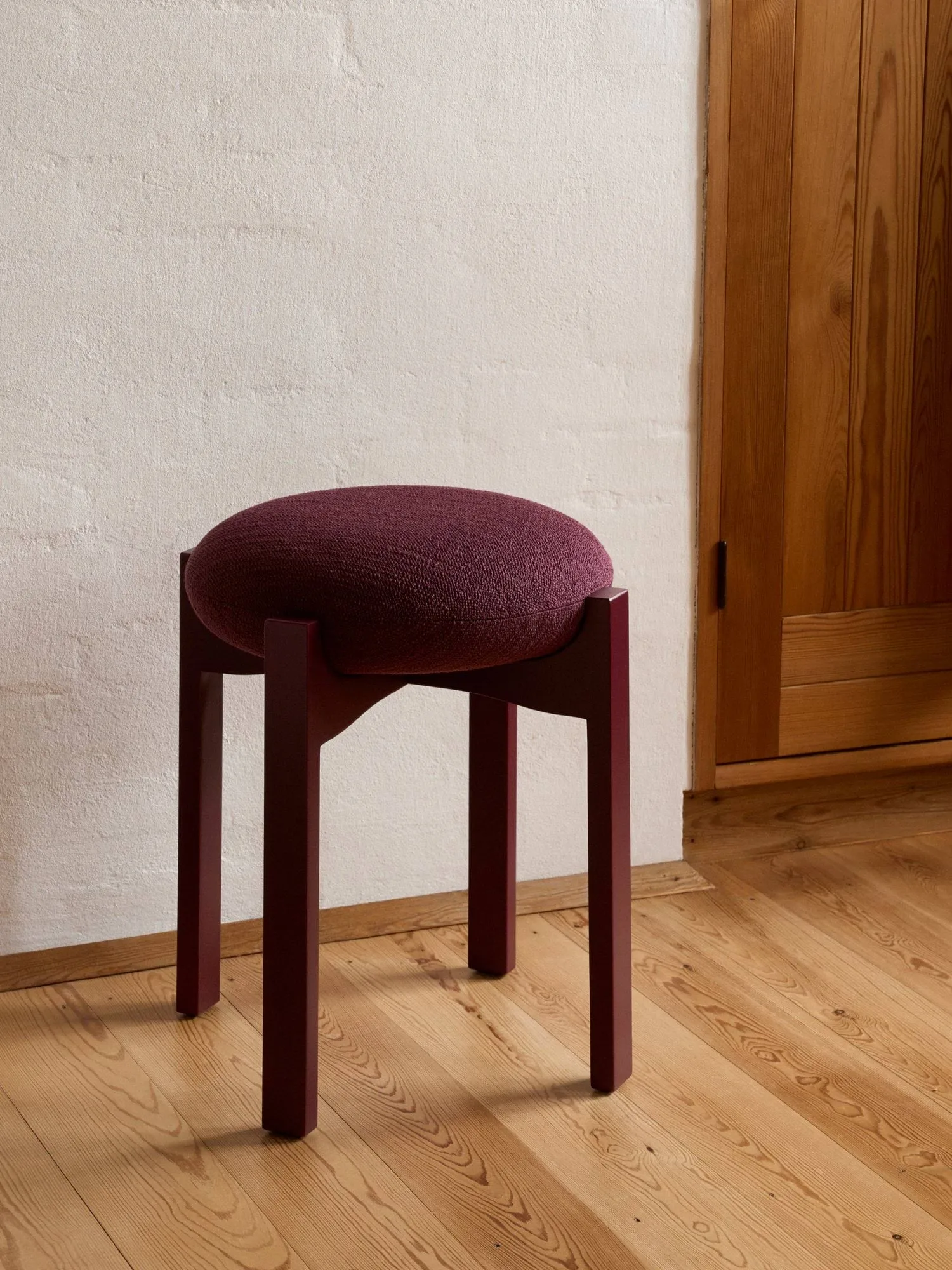 Sgabello basso Pioneer, Odino RC43 bordeaux-bordeaux faggio Fredericia Furniture