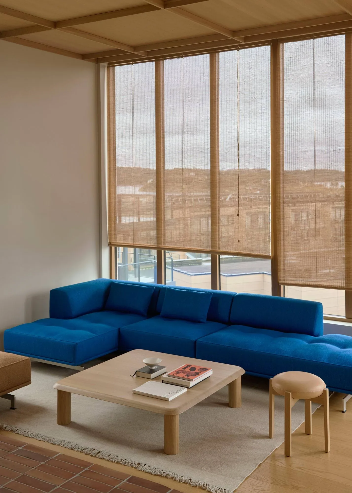 Sgabello basso Pioneer, Pelle Vegeta - rovere laccato 90 Fredericia Furniture