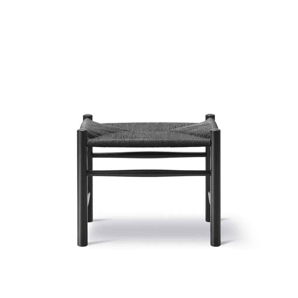Sgabello J16, Nero-querciaplaccata nera Fredericia Furniture