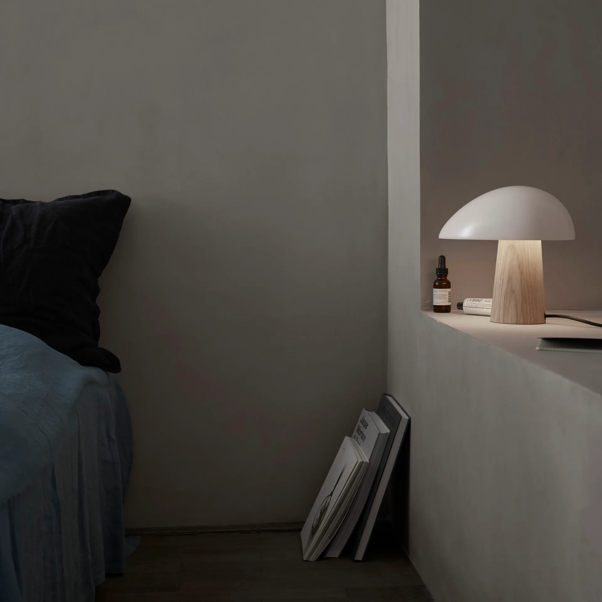 Lampada da tavolo frassino Night Owl, Smokey white Fritz Hansen