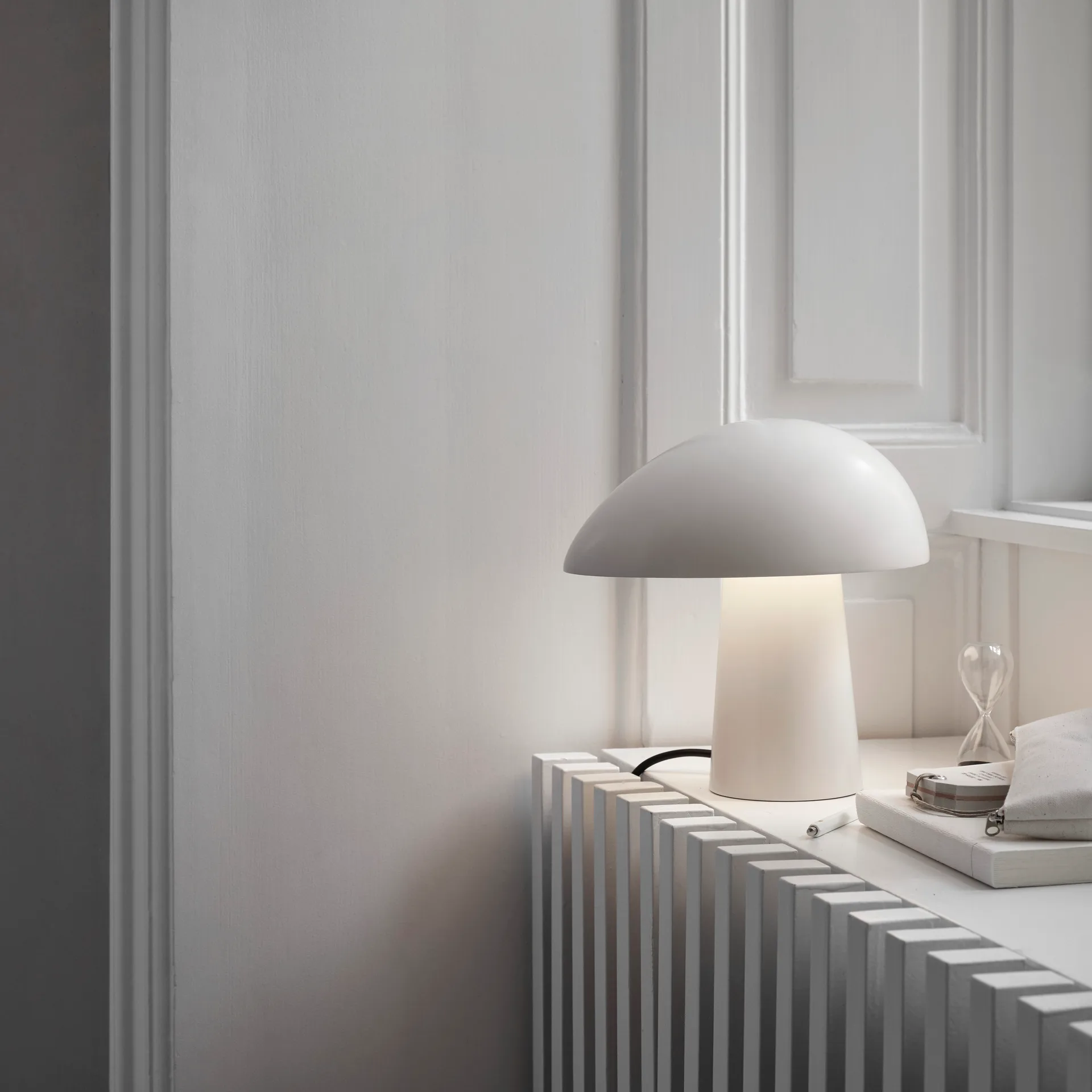 Lampada da tavolo Night Owl, Smokey white Fritz Hansen