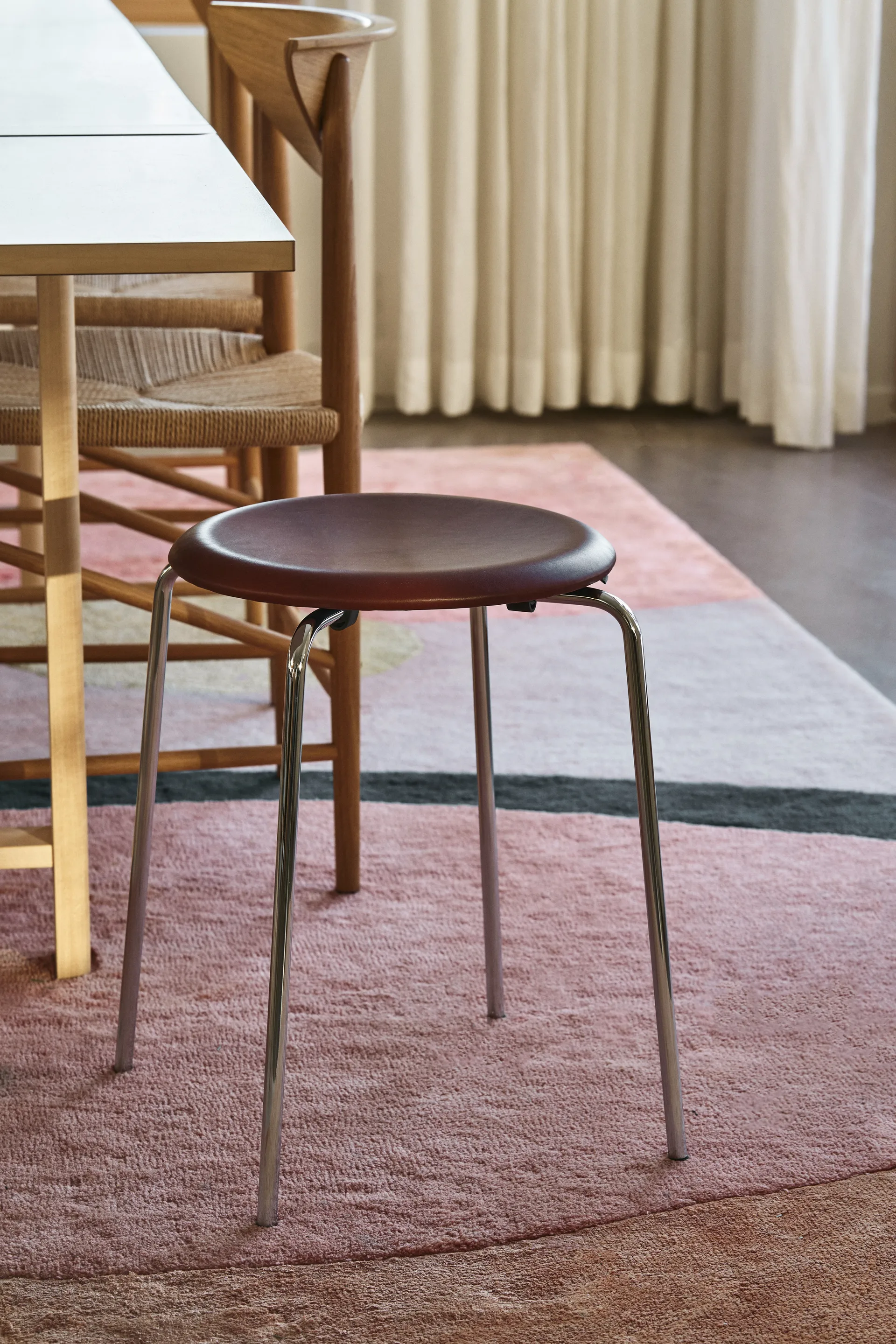 Sgabello Dot in pelle, Chestnut Fritz Hansen