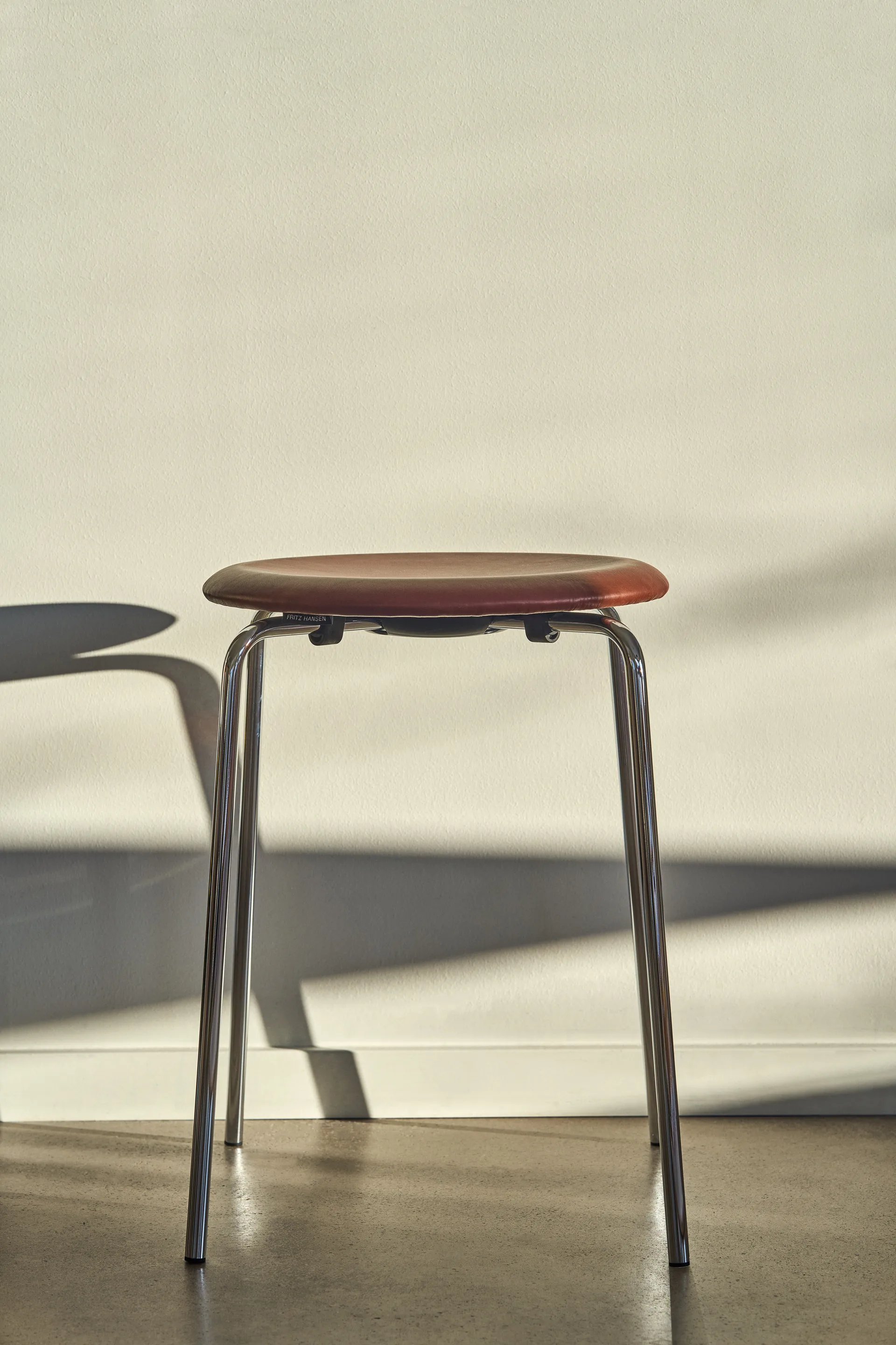 Sgabello Dot in pelle, Chestnut Fritz Hansen