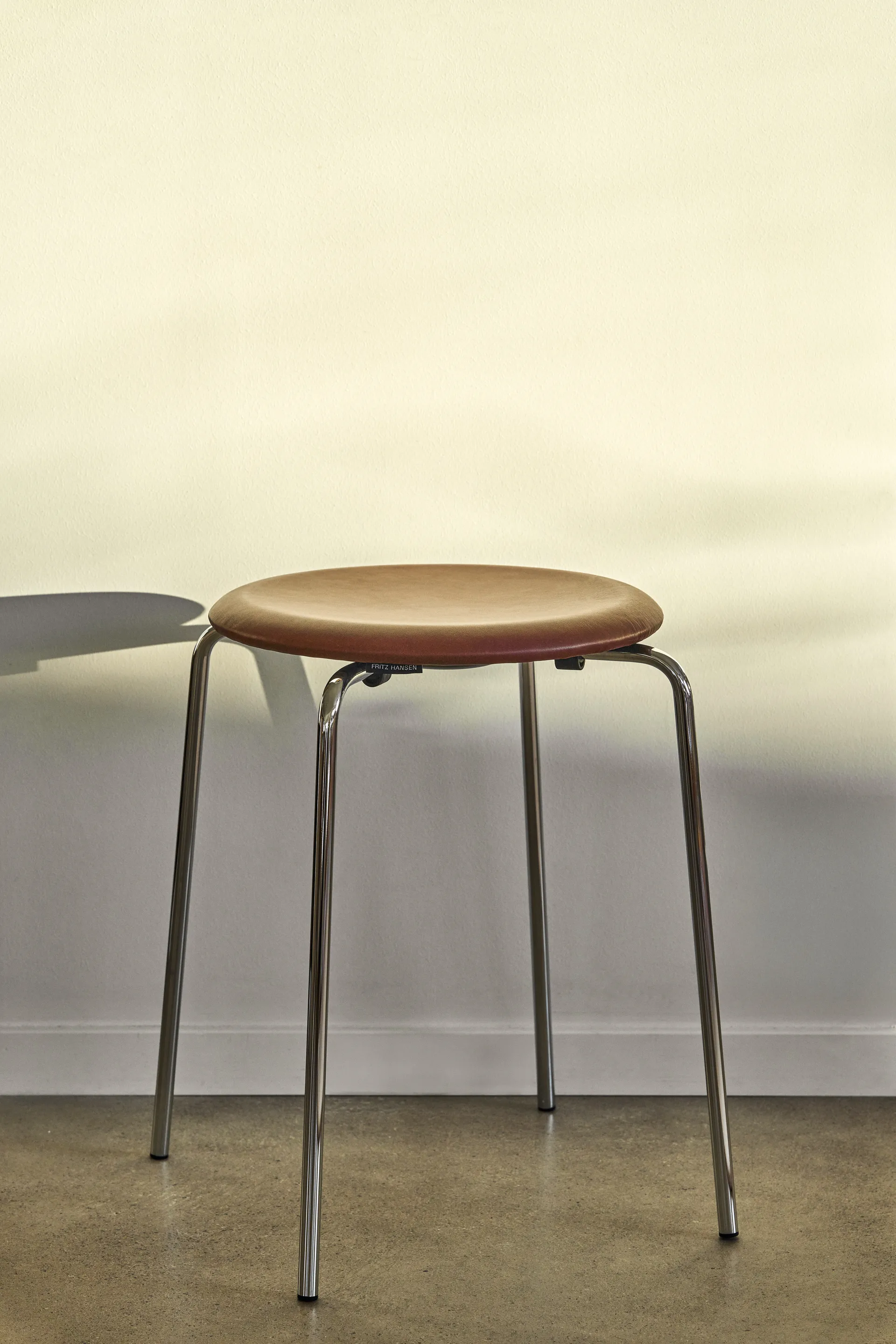 Sgabello Dot in pelle, Chestnut Fritz Hansen